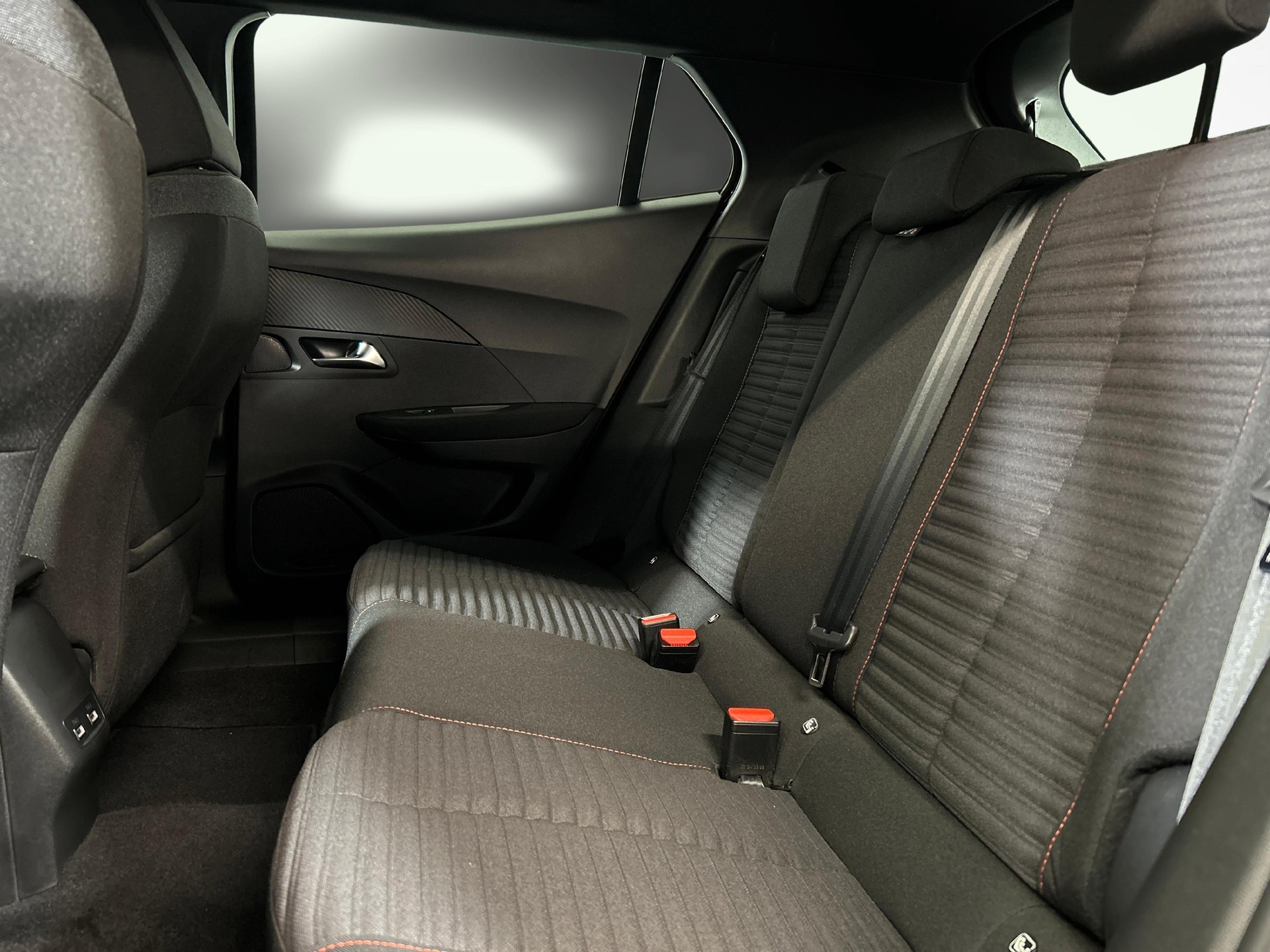 PEUGEOT 2008 e-Active Pack-image-4