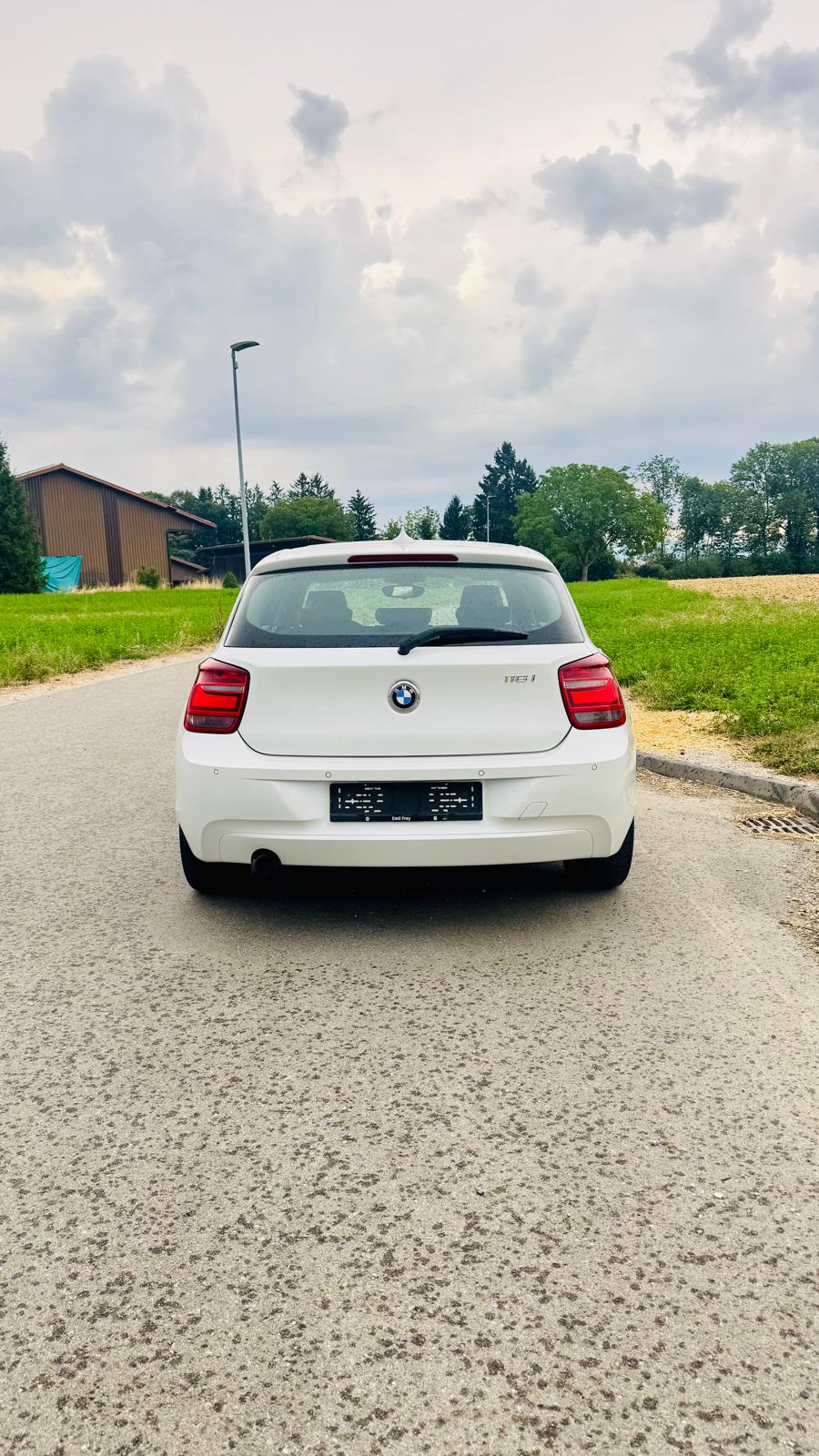 BMW 116i Sport Line Steptronic-image-3