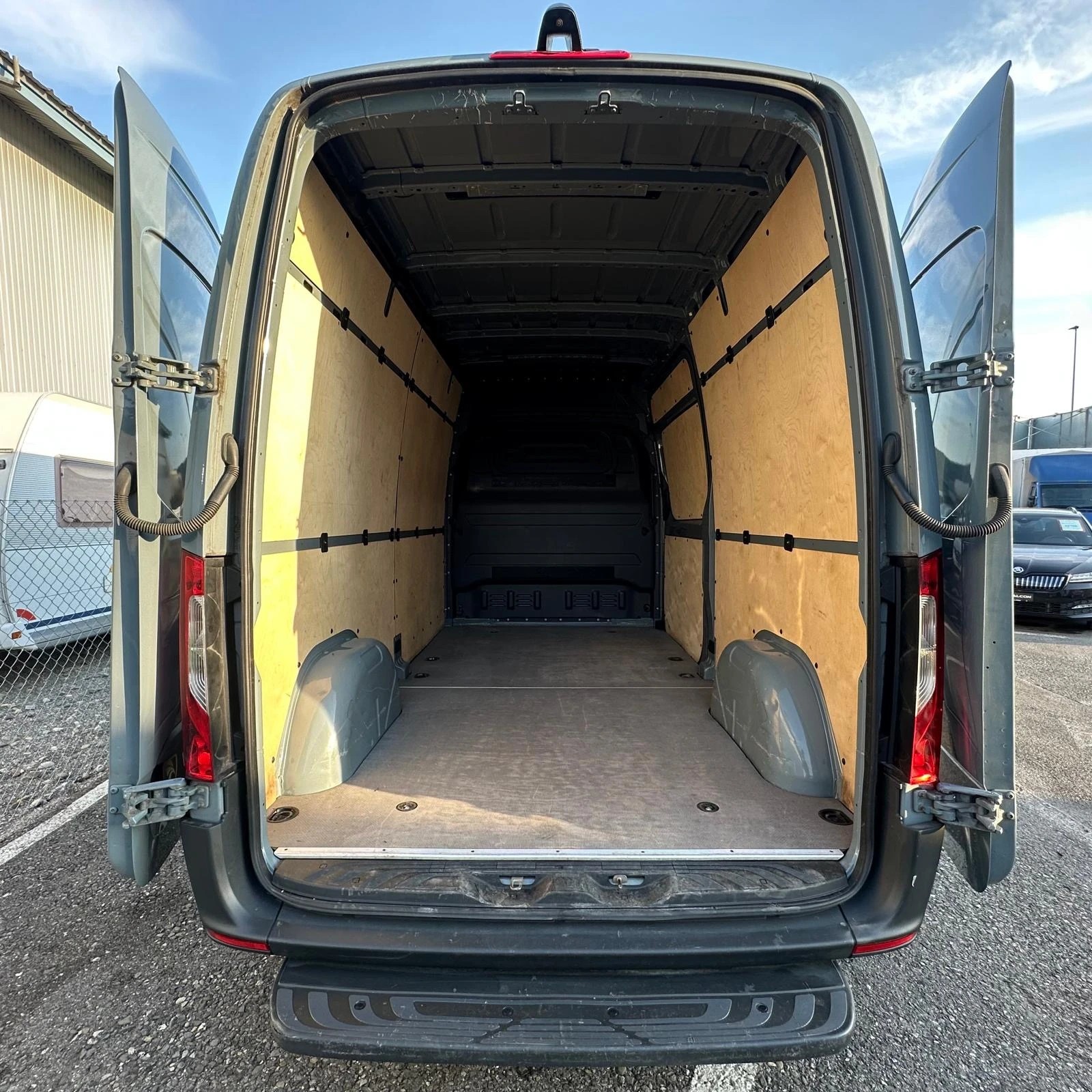 MERCEDES-BENZ Sprinter 214 CDI Standard 9G-TRONIC FWD-image-35