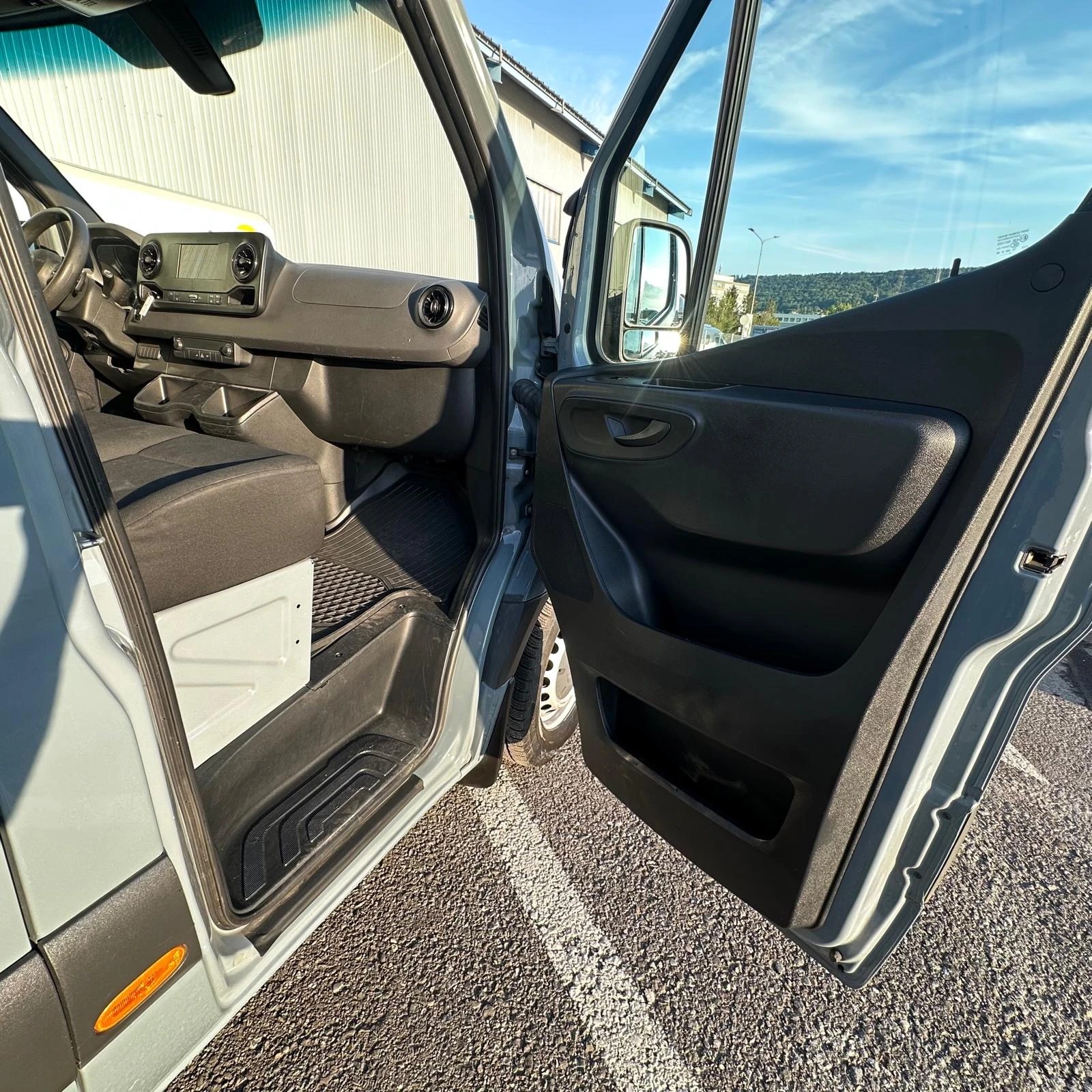 MERCEDES-BENZ Sprinter 214 CDI Standard 9G-TRONIC FWD-image-40