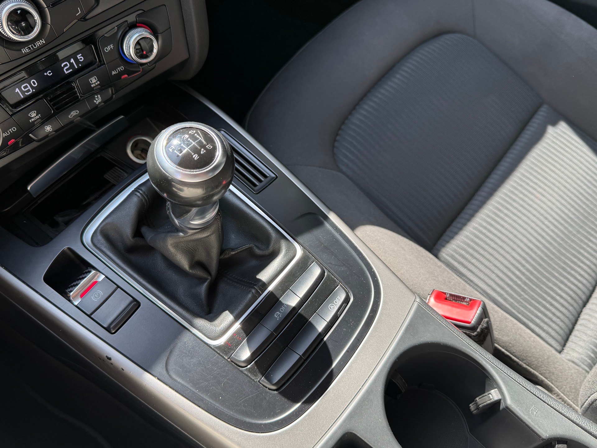 AUDI A4 Avant 2.0 TDI-image-14