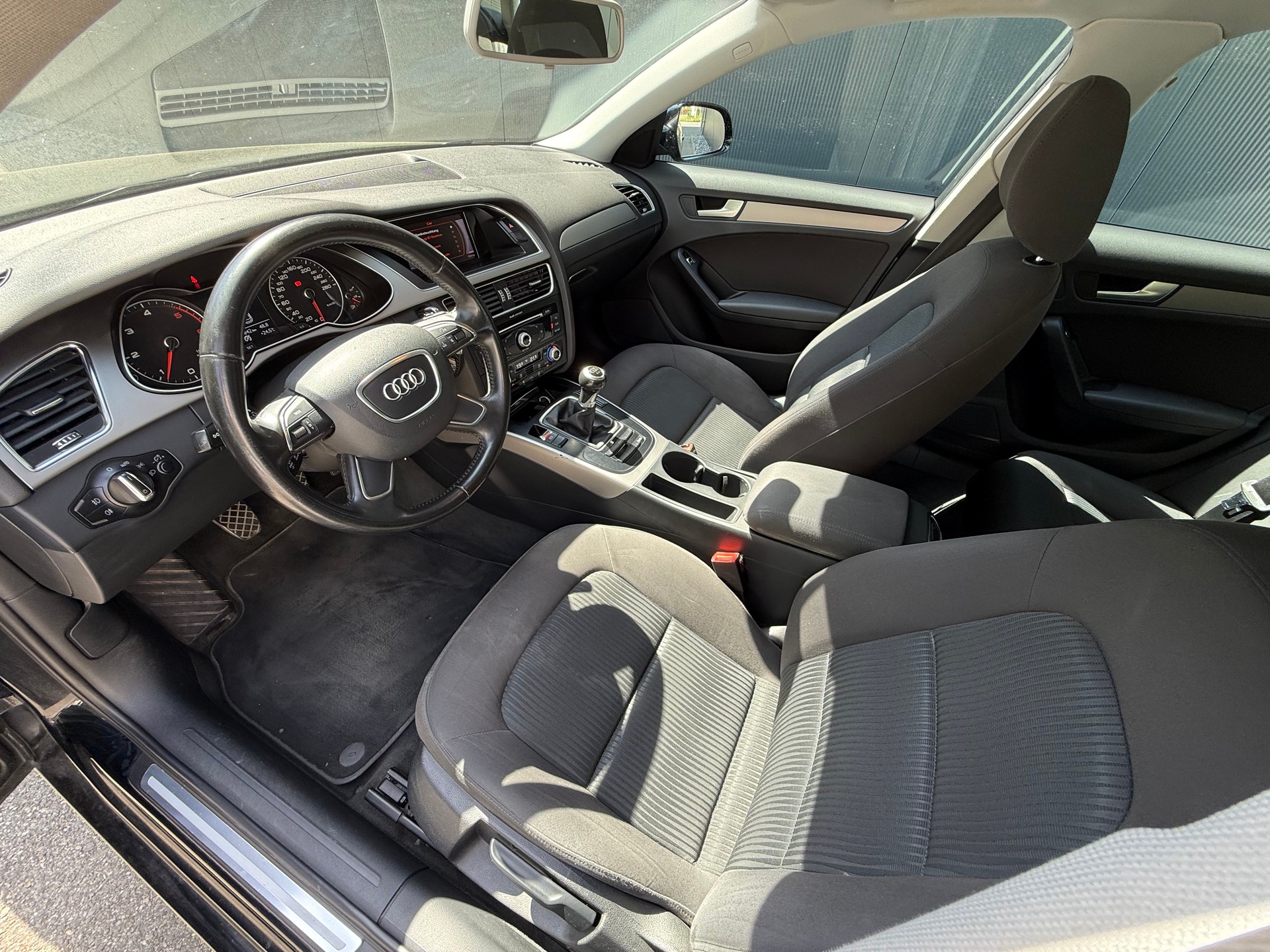 AUDI A4 Avant 2.0 TDI-image-9