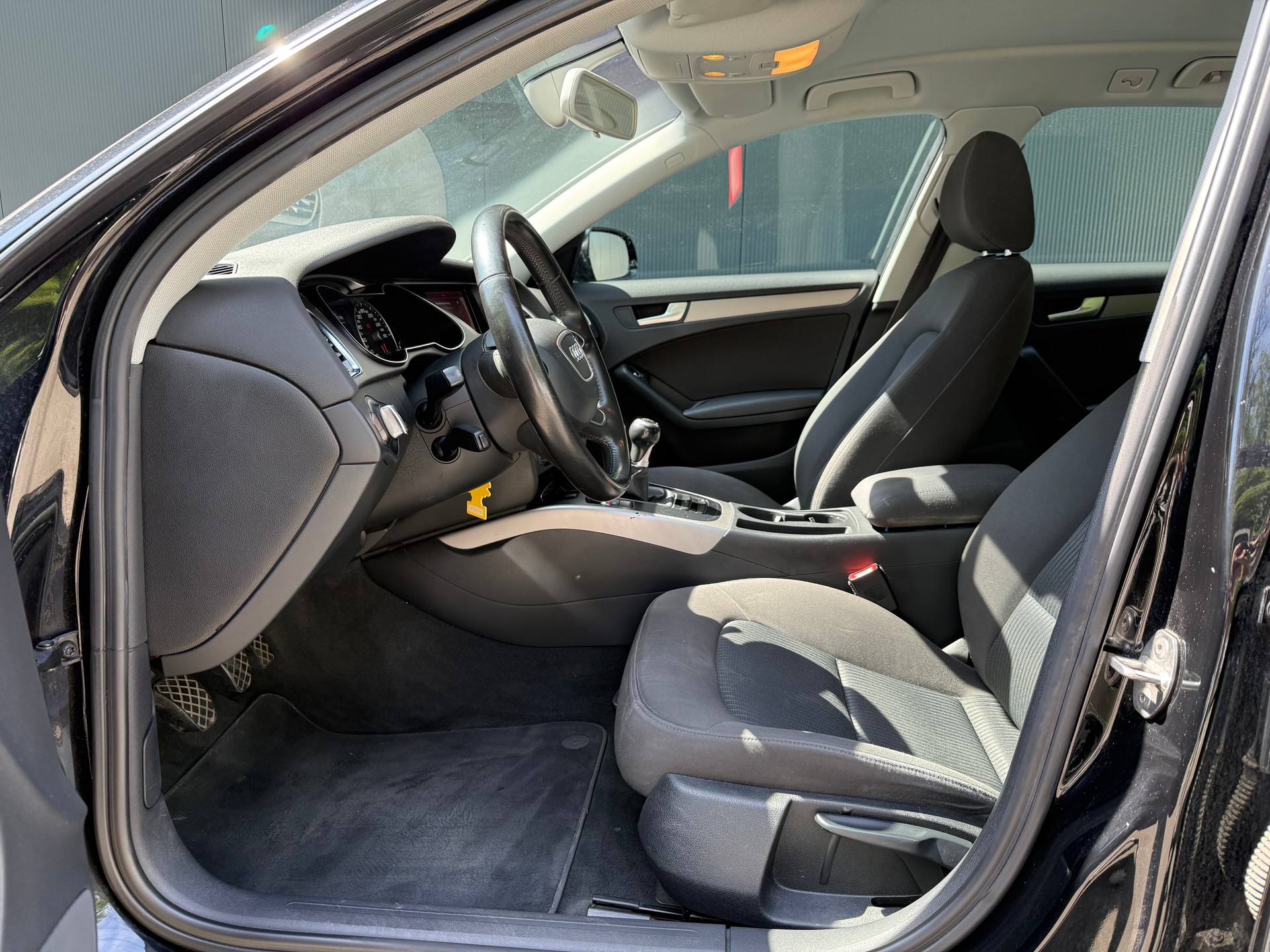 AUDI A4 Avant 2.0 TDI-image-8