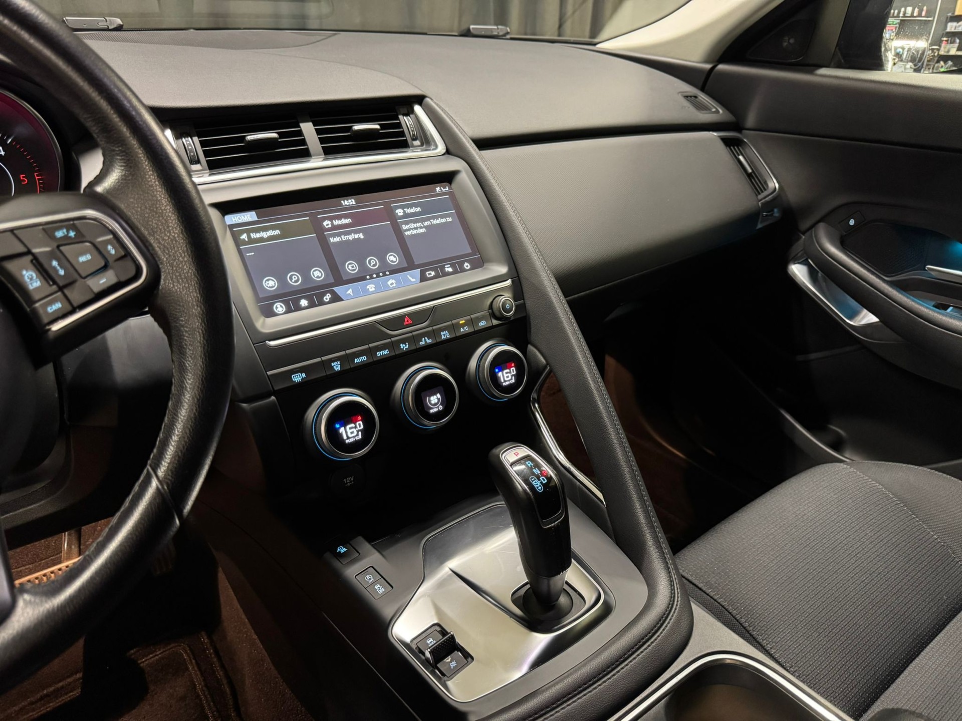 JAGUAR E-Pace 2.0d D150 S AWD Automatik-image-9