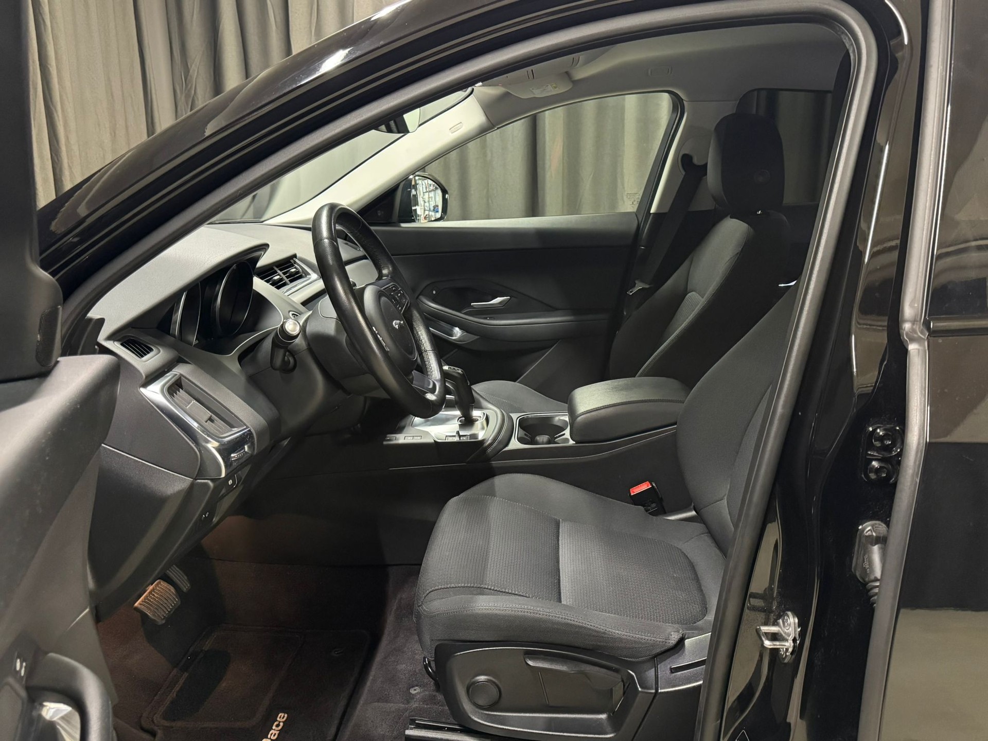 JAGUAR E-Pace 2.0d D150 S AWD Automatik-image-6