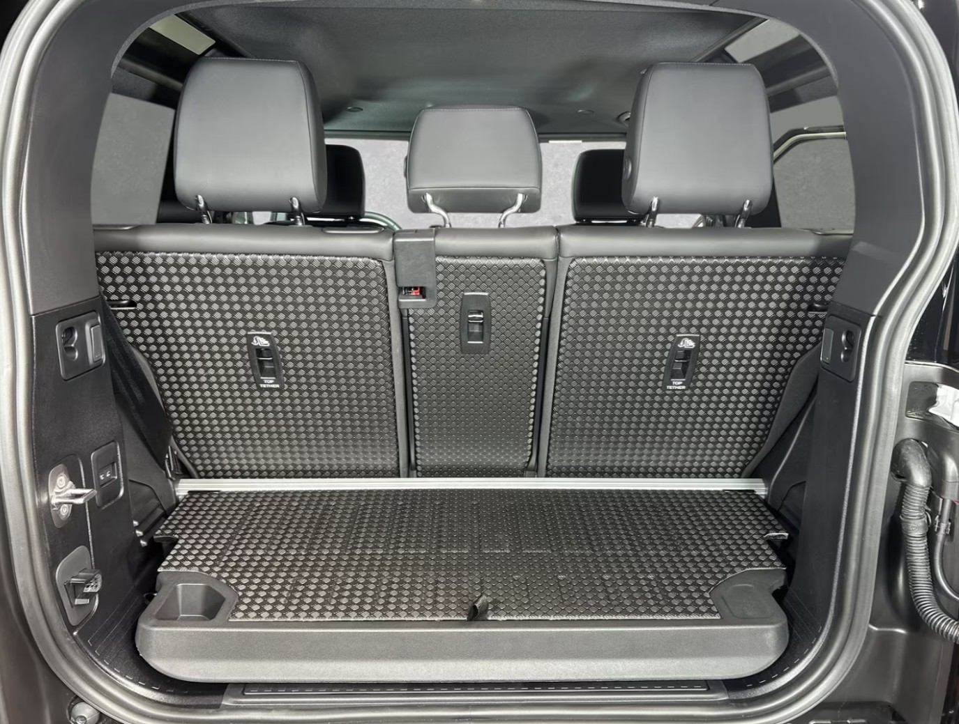 LAND ROVER Defender 90 3.0D I6 250 X-Dynamic SE AT8-image-16
