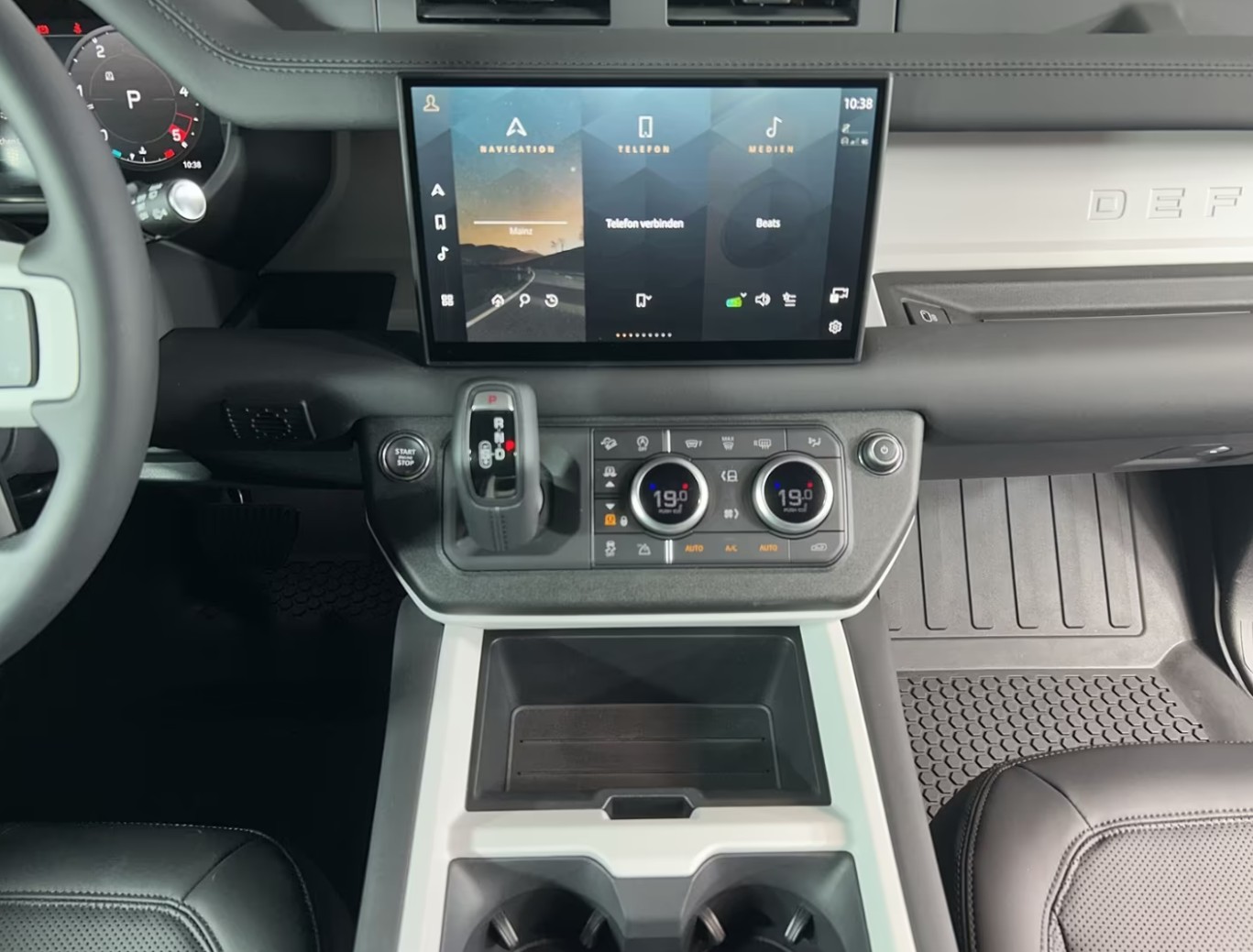 LAND ROVER Defender 90 3.0D I6 250 X-Dynamic SE AT8-image-9