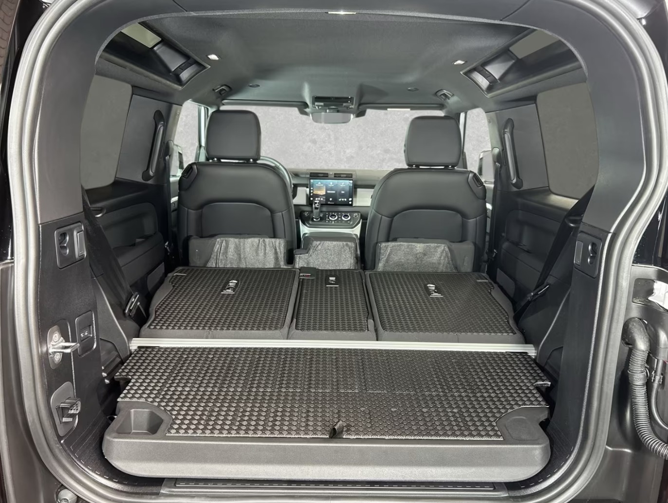 LAND ROVER Defender 90 3.0D I6 250 X-Dynamic SE AT8-image-17