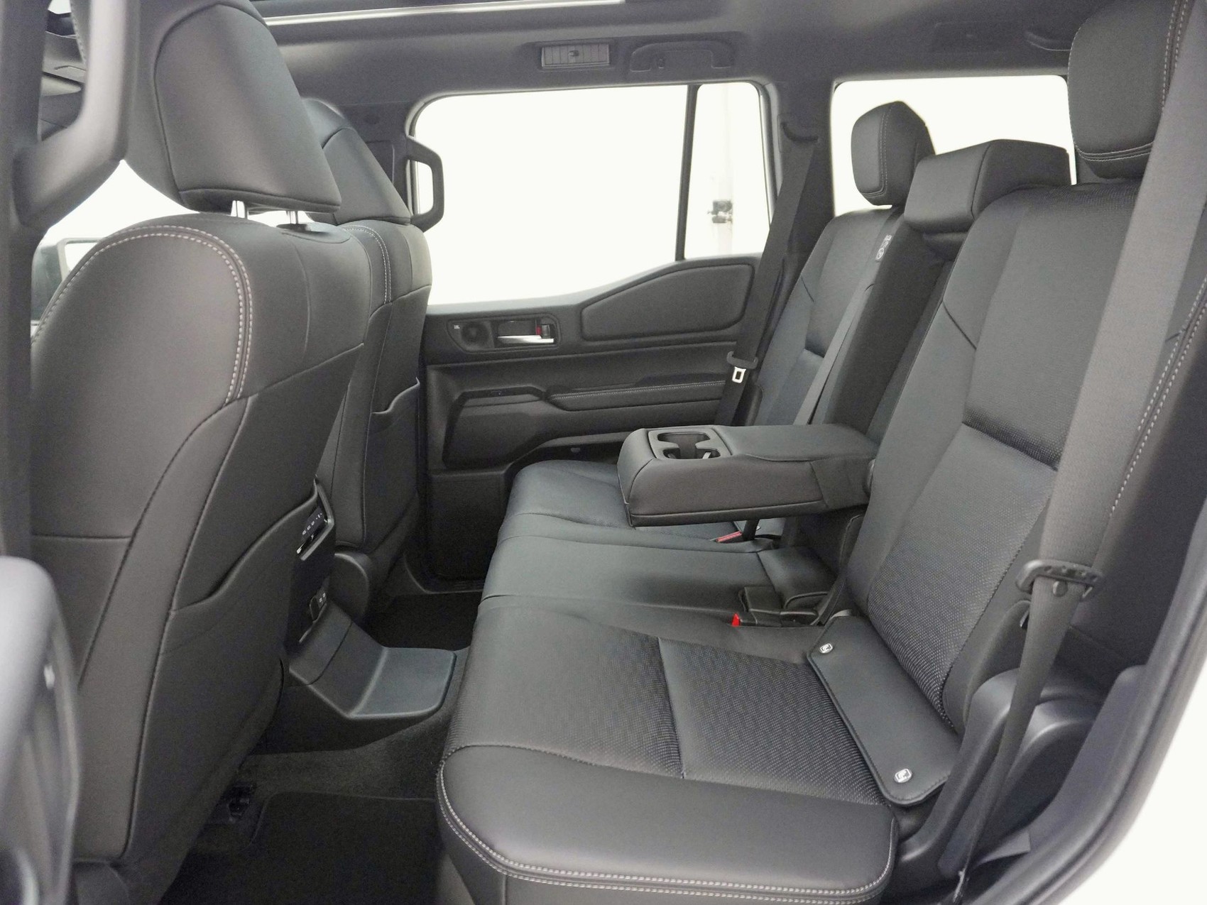 TOYOTA Land Cruiser 2.8 D 48V Invincible-image-22