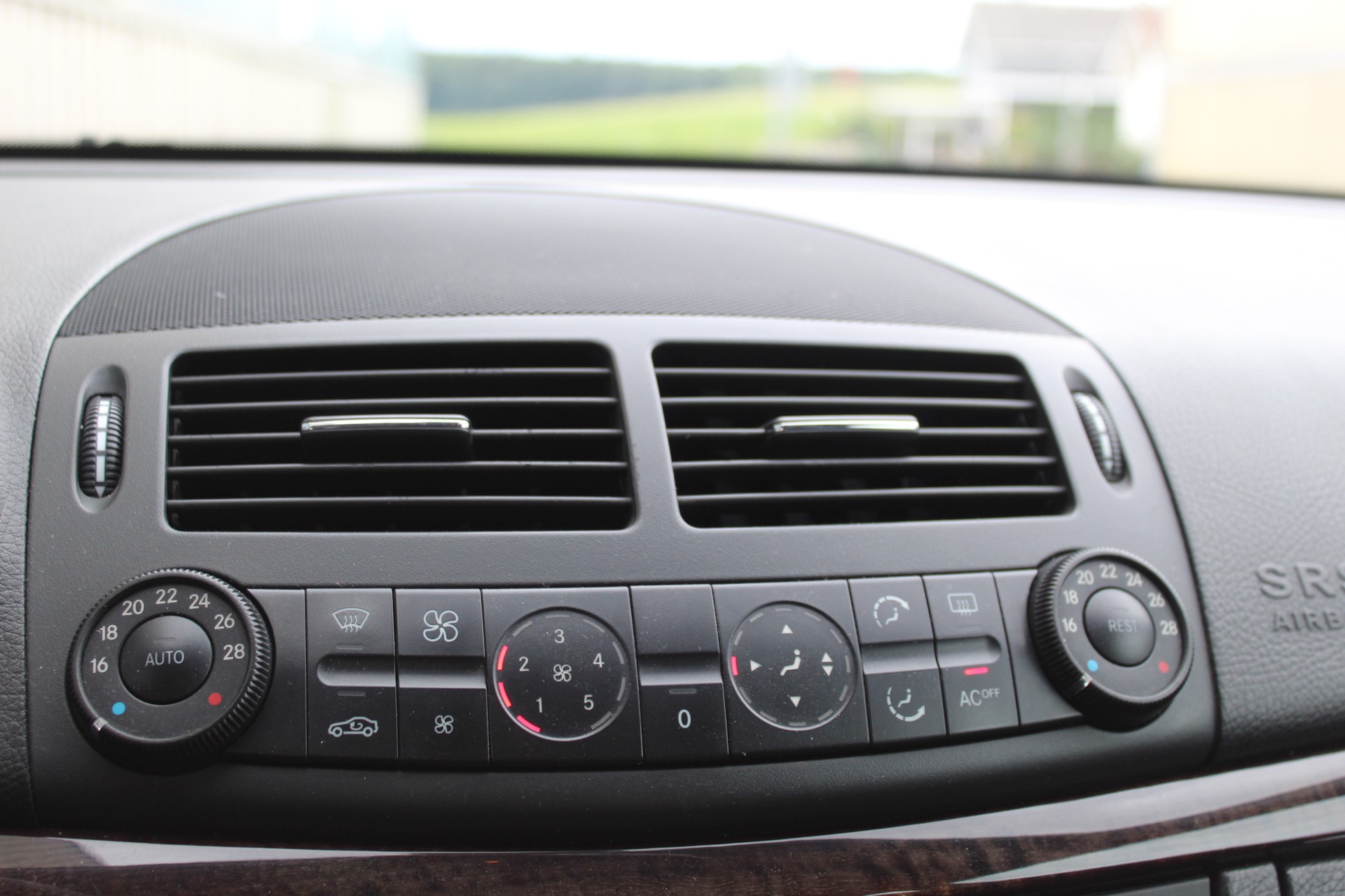 MERCEDES-BENZ E 220 CDI Classic-image-12