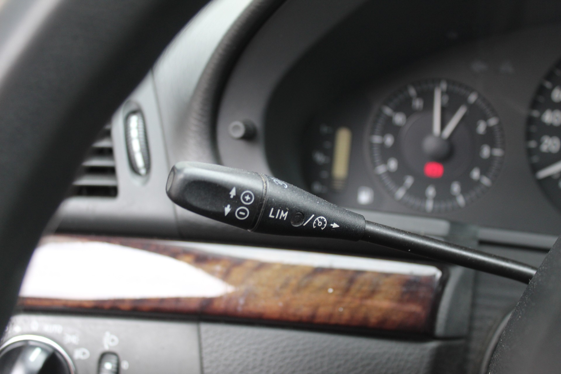 MERCEDES-BENZ E 220 CDI Classic-image-15