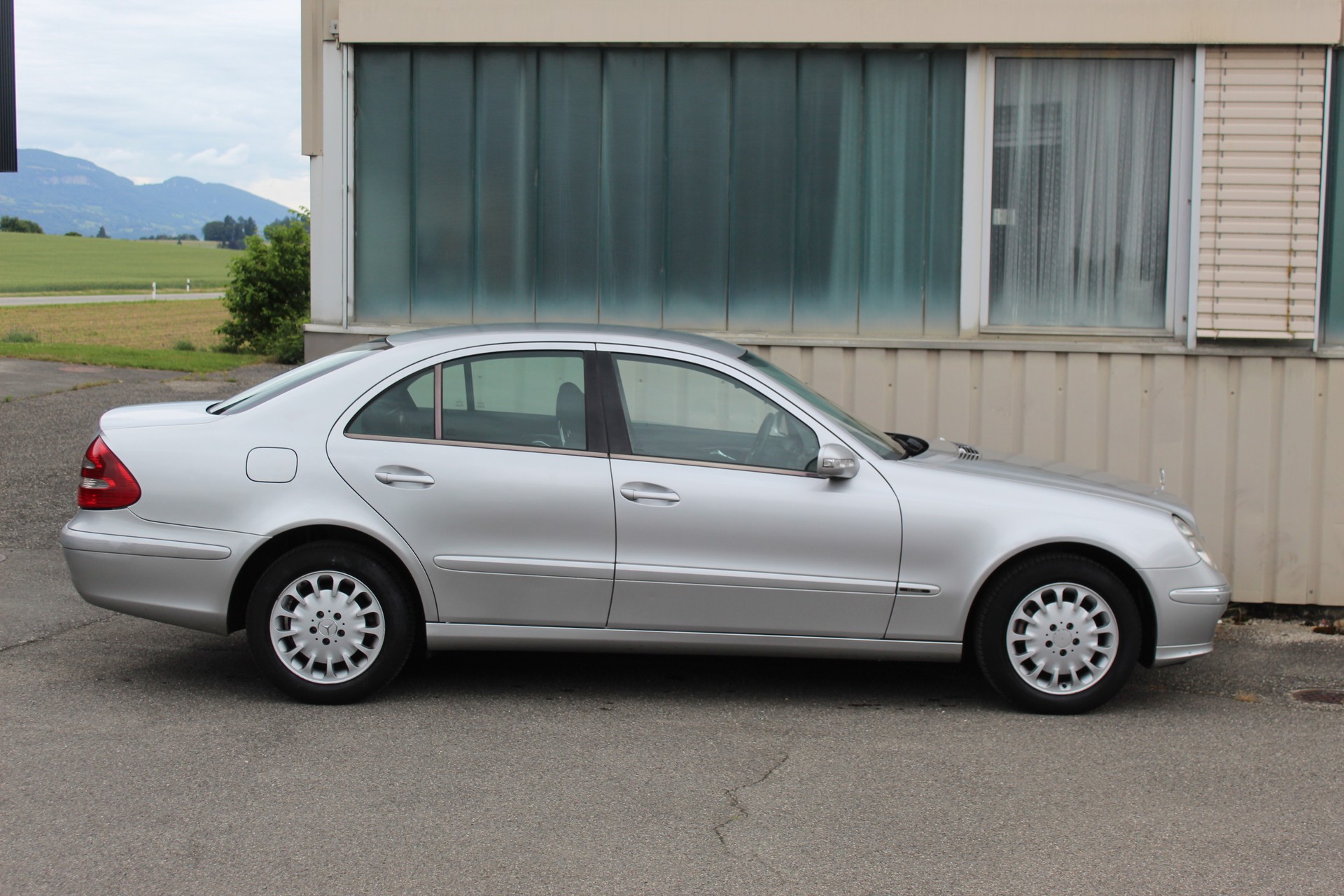 MERCEDES-BENZ E 220 CDI Classic-image-1