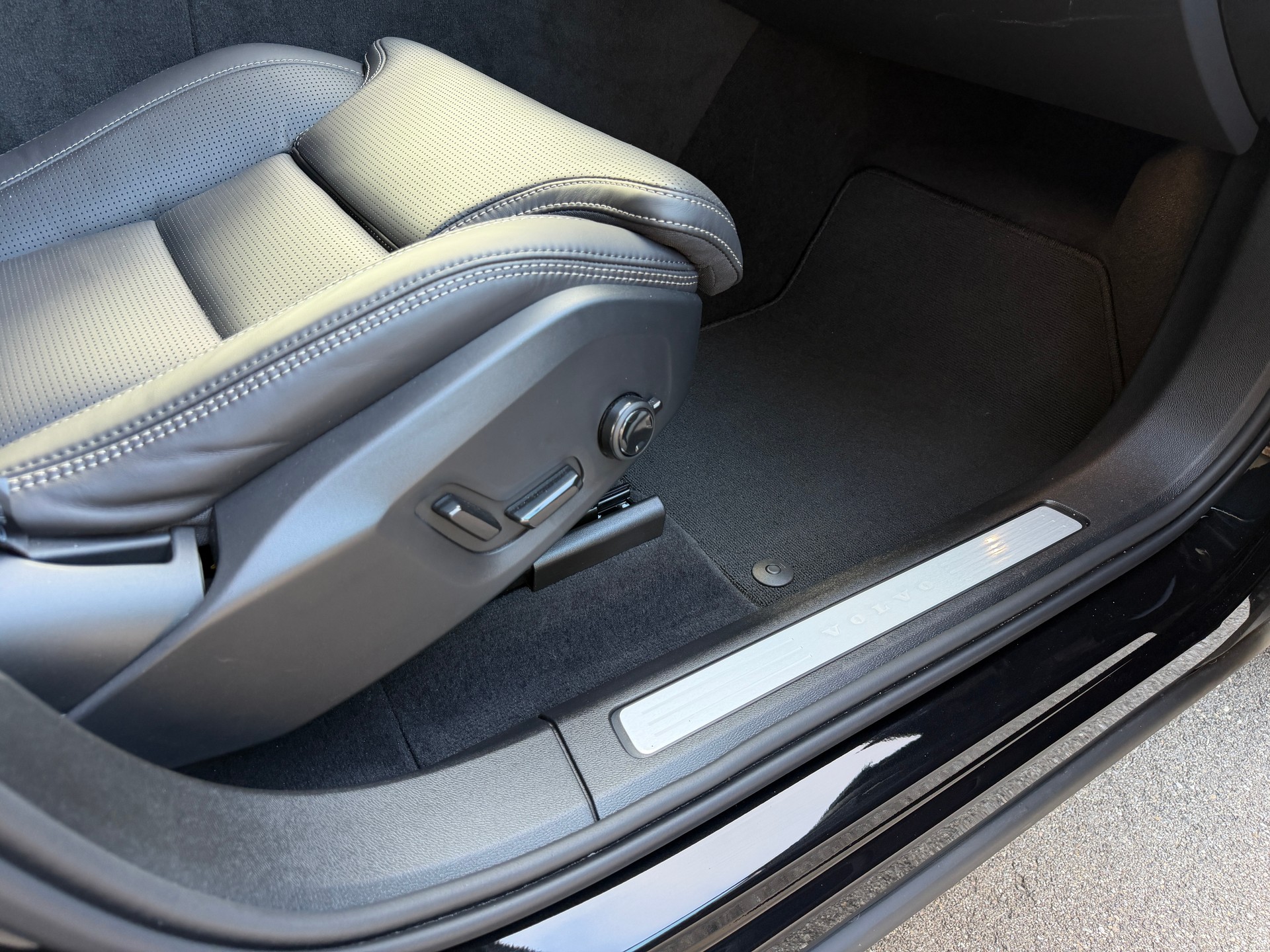 VOLVO XC60 B5 Benzin Mild Hybrid AWD Plus Dark Geartronic-image-22