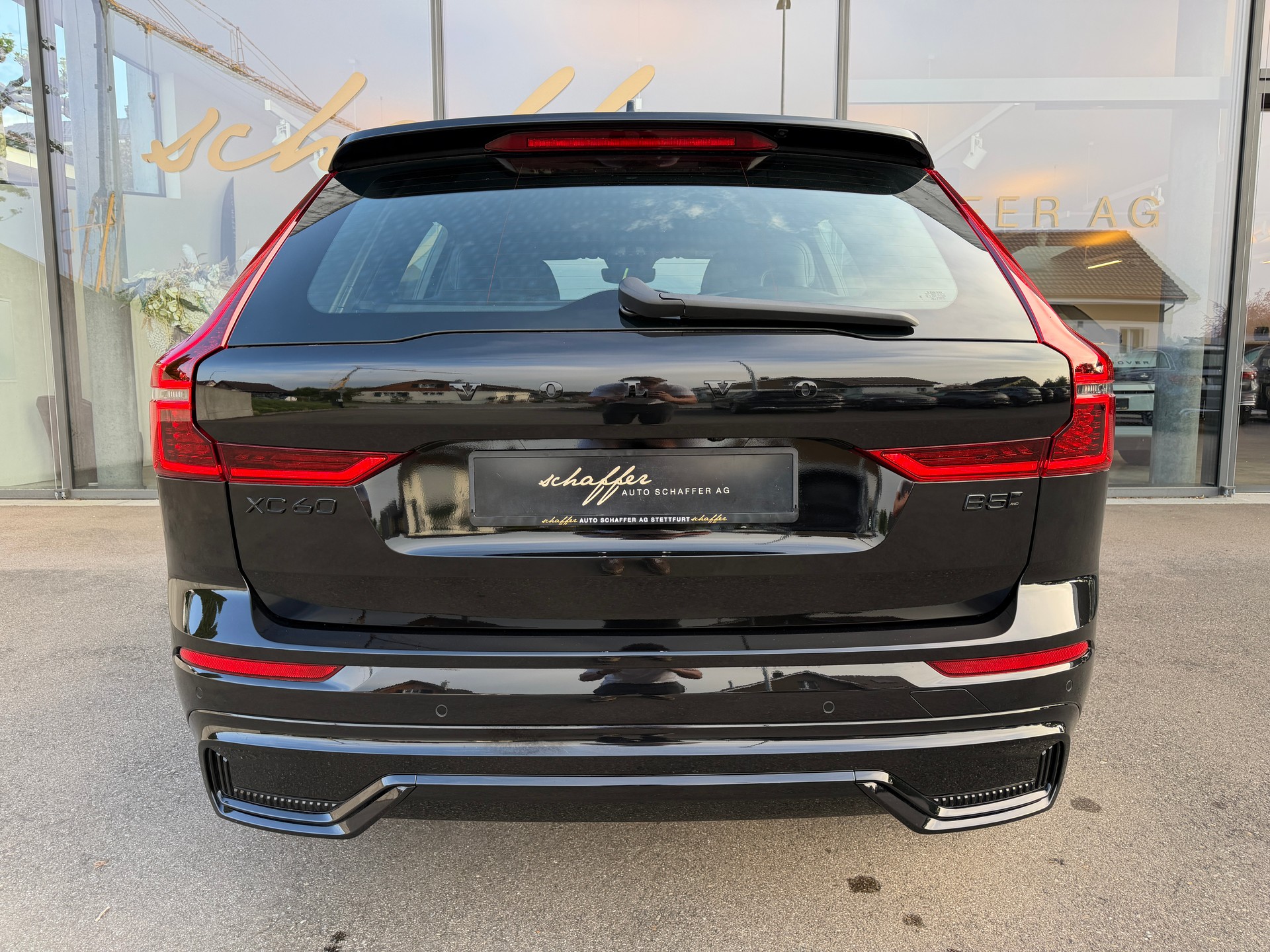 VOLVO XC60 B5 Benzin Mild Hybrid AWD Plus Dark Geartronic-image-6