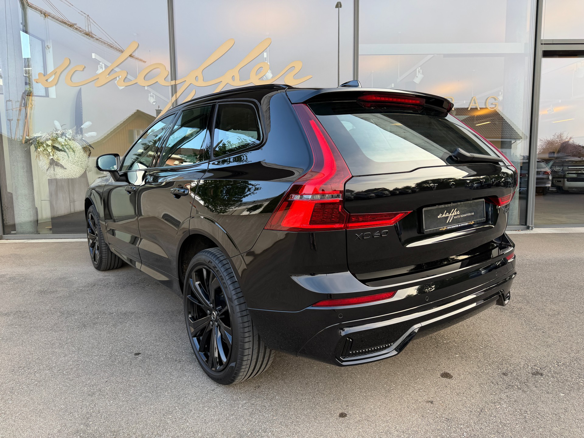VOLVO XC60 B5 Benzin Mild Hybrid AWD Plus Dark Geartronic-image-5
