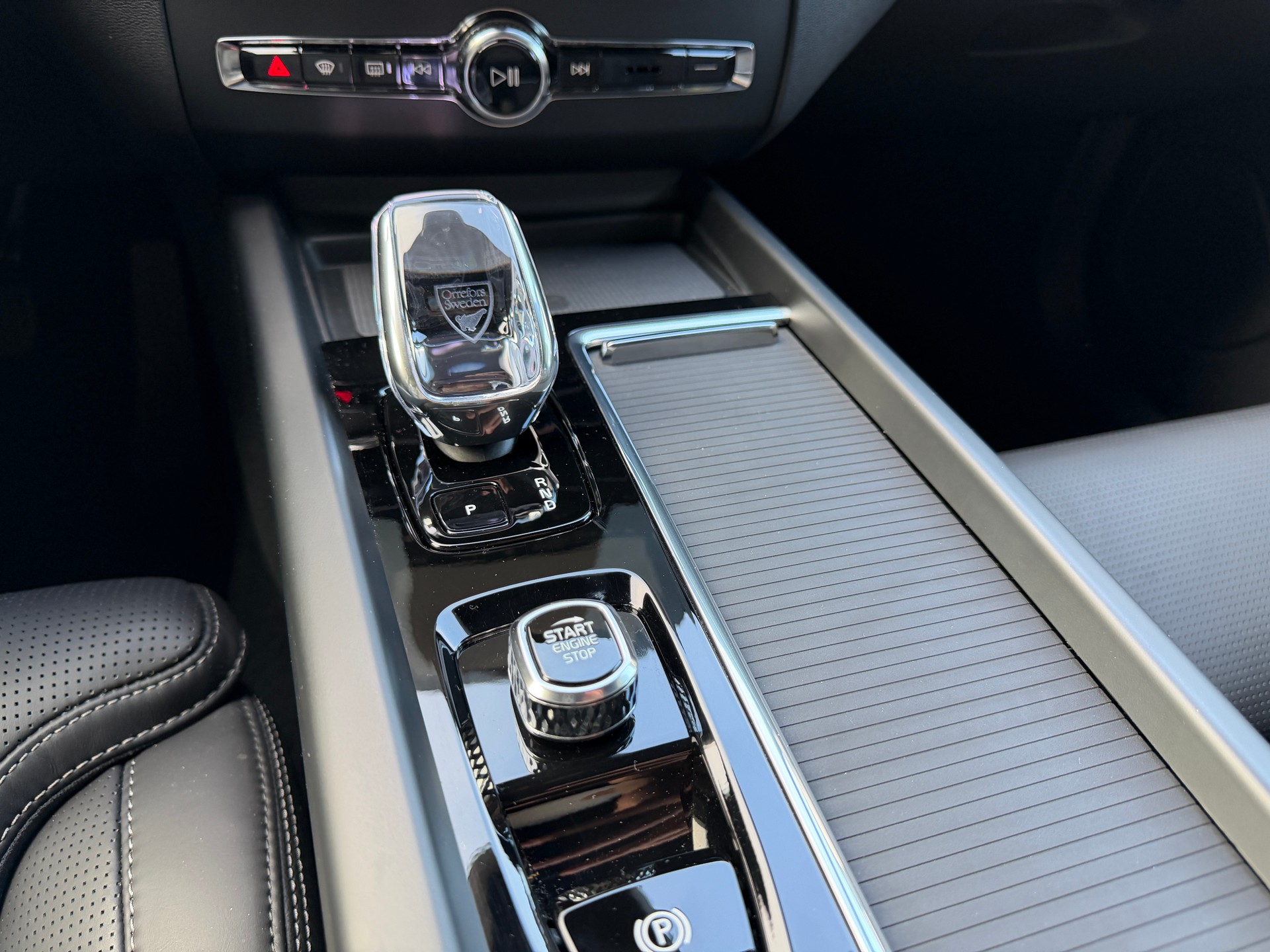 VOLVO XC60 B5 Benzin Mild Hybrid AWD Plus Dark Geartronic-image-19