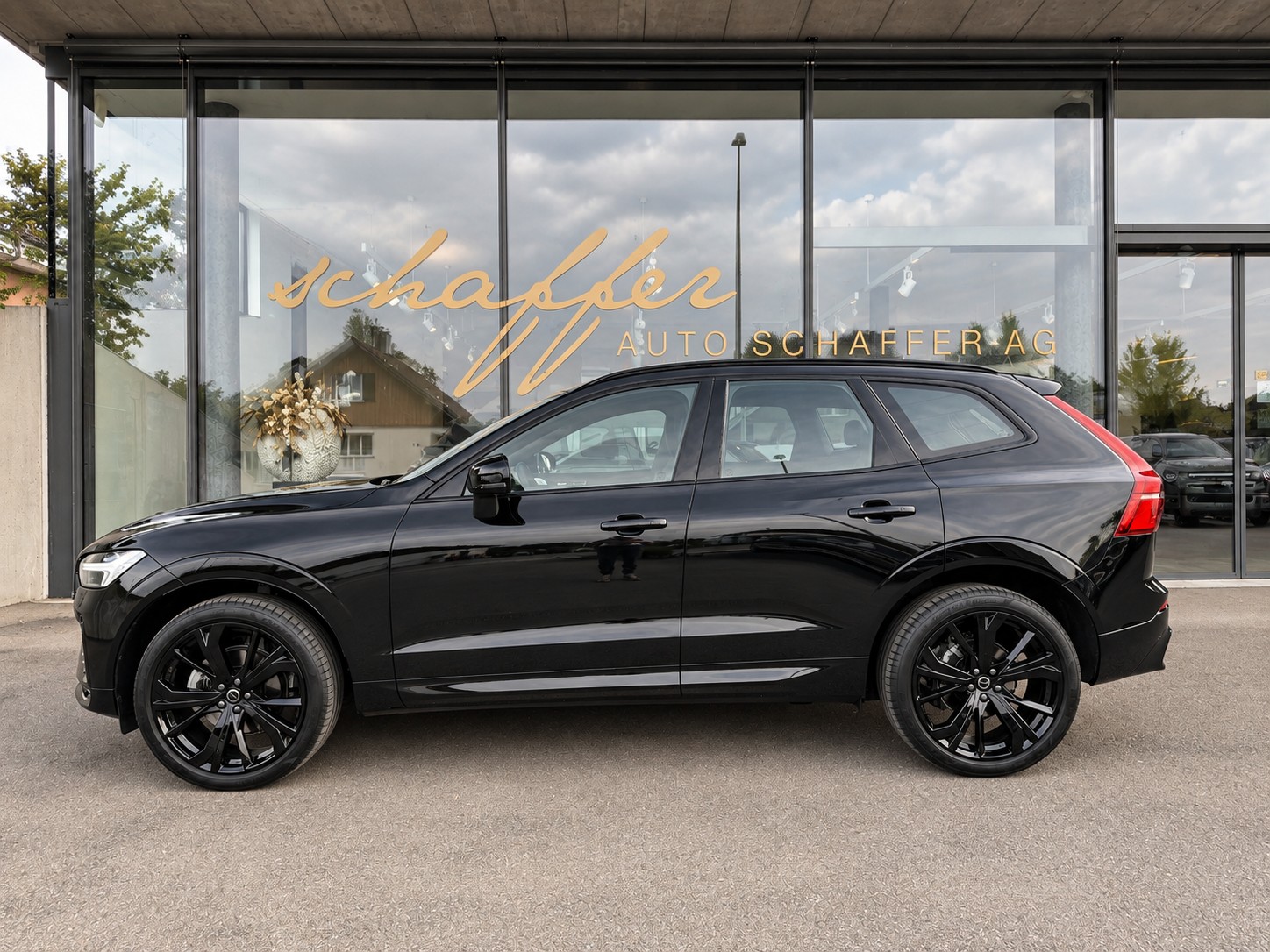 VOLVO XC60 B5 Benzin Mild Hybrid AWD Plus Dark **Bowers & Wilkins Soundsystem**-showroom-element-3