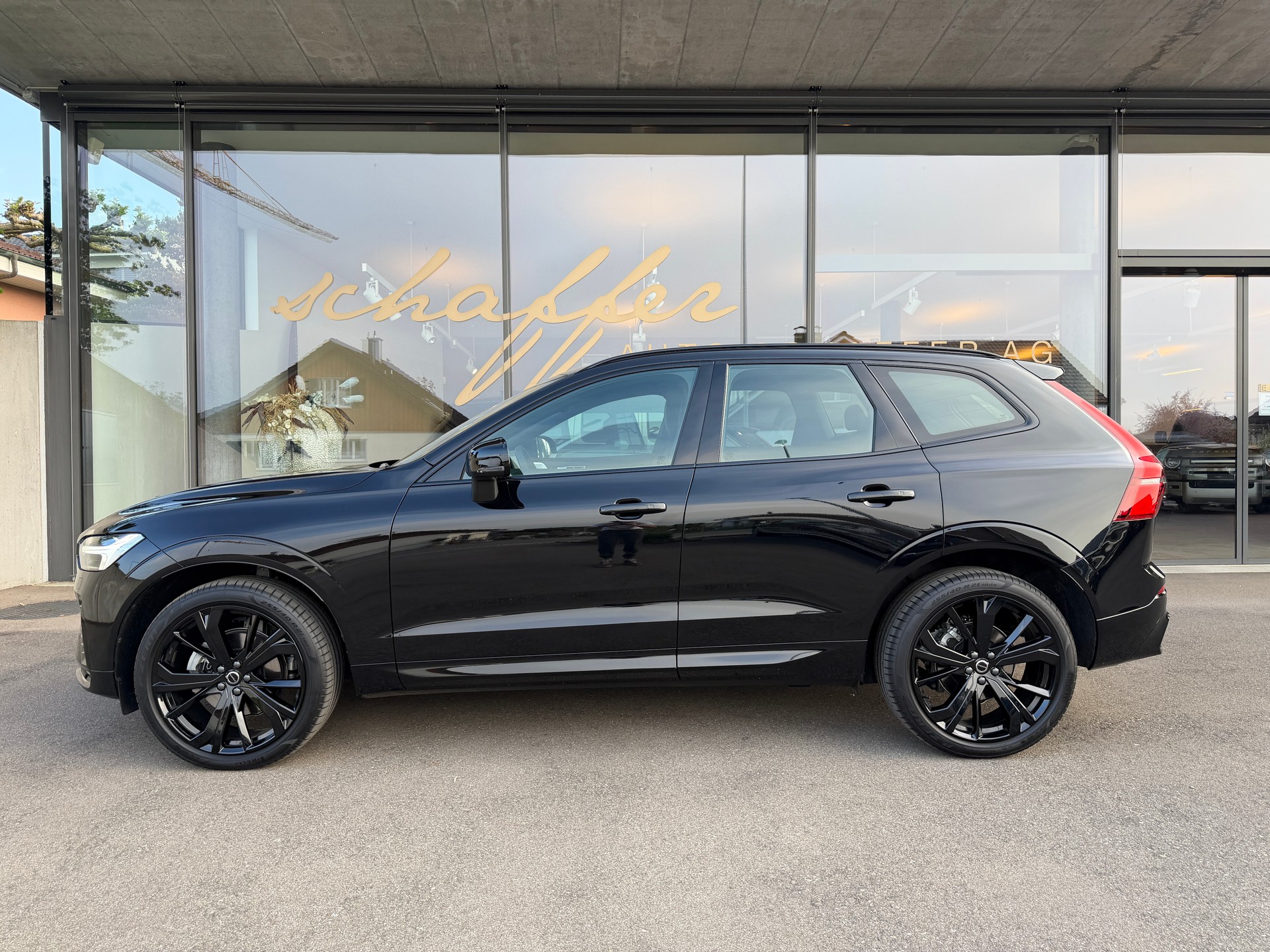 VOLVO XC60 B5 Benzin Mild Hybrid AWD Plus Dark Geartronic-image-3