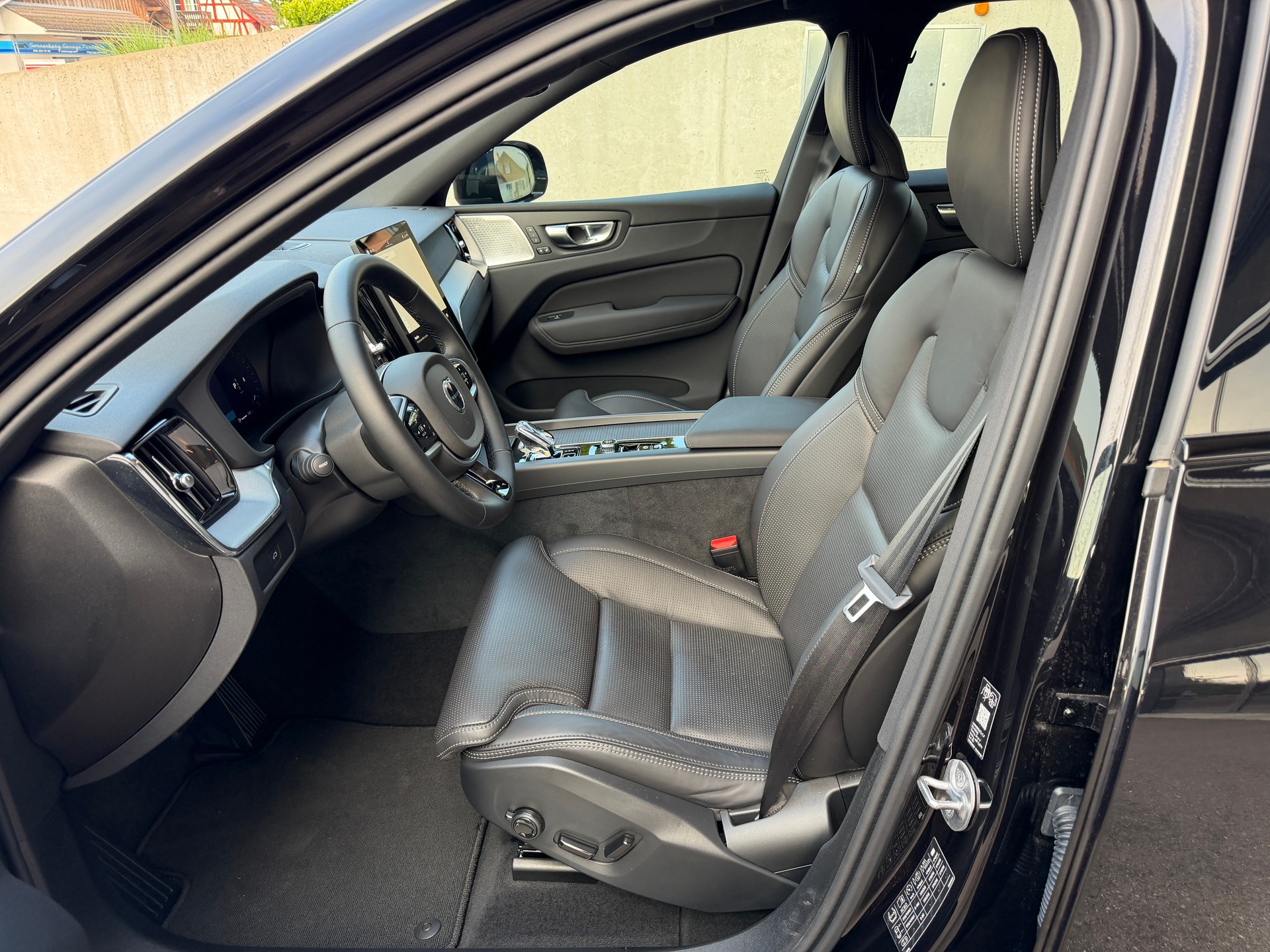 VOLVO XC60 B5 Benzin Mild Hybrid AWD Plus Dark Geartronic-image-8