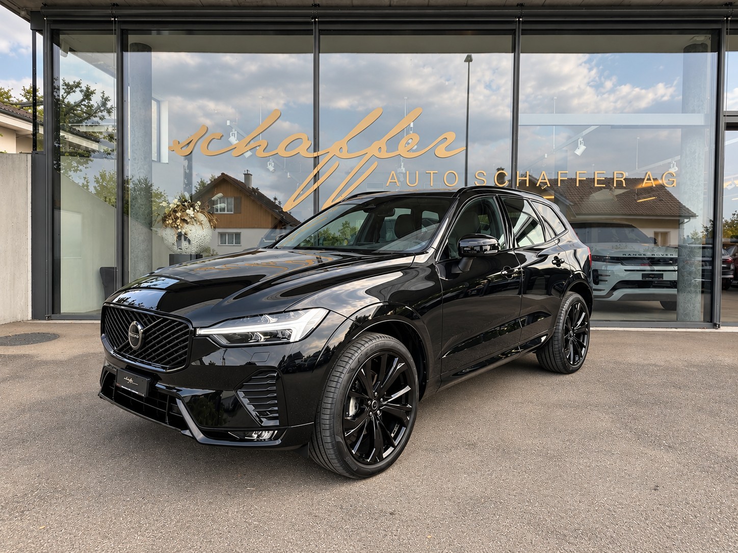 VOLVO XC60 B5 Benzin Mild Hybrid AWD Plus Dark **Bowers & Wilkins Soundsystem**