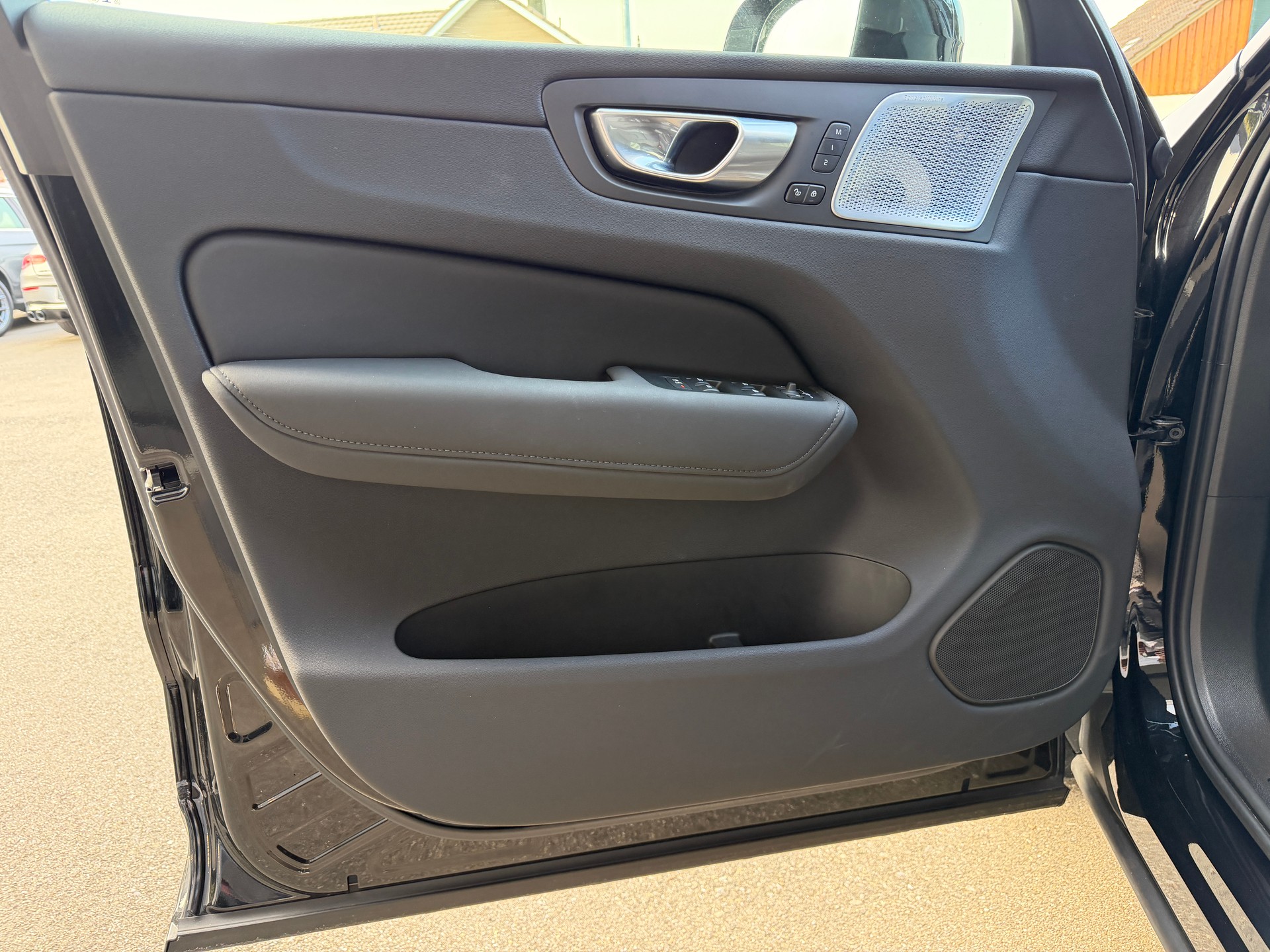 VOLVO XC60 B5 Benzin Mild Hybrid AWD Plus Dark Geartronic-image-10