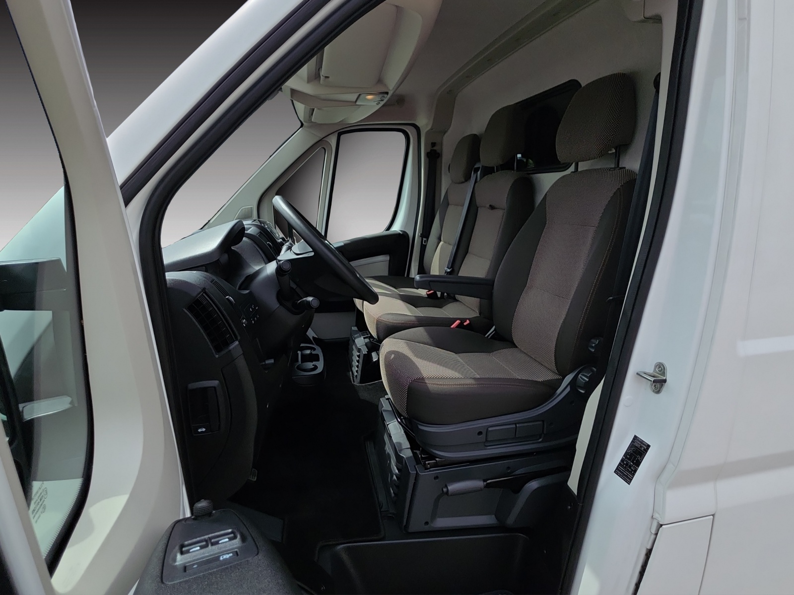 CITROEN Jumper 35+ 2.2 BlueHDi 165 Club L3H2-image-13