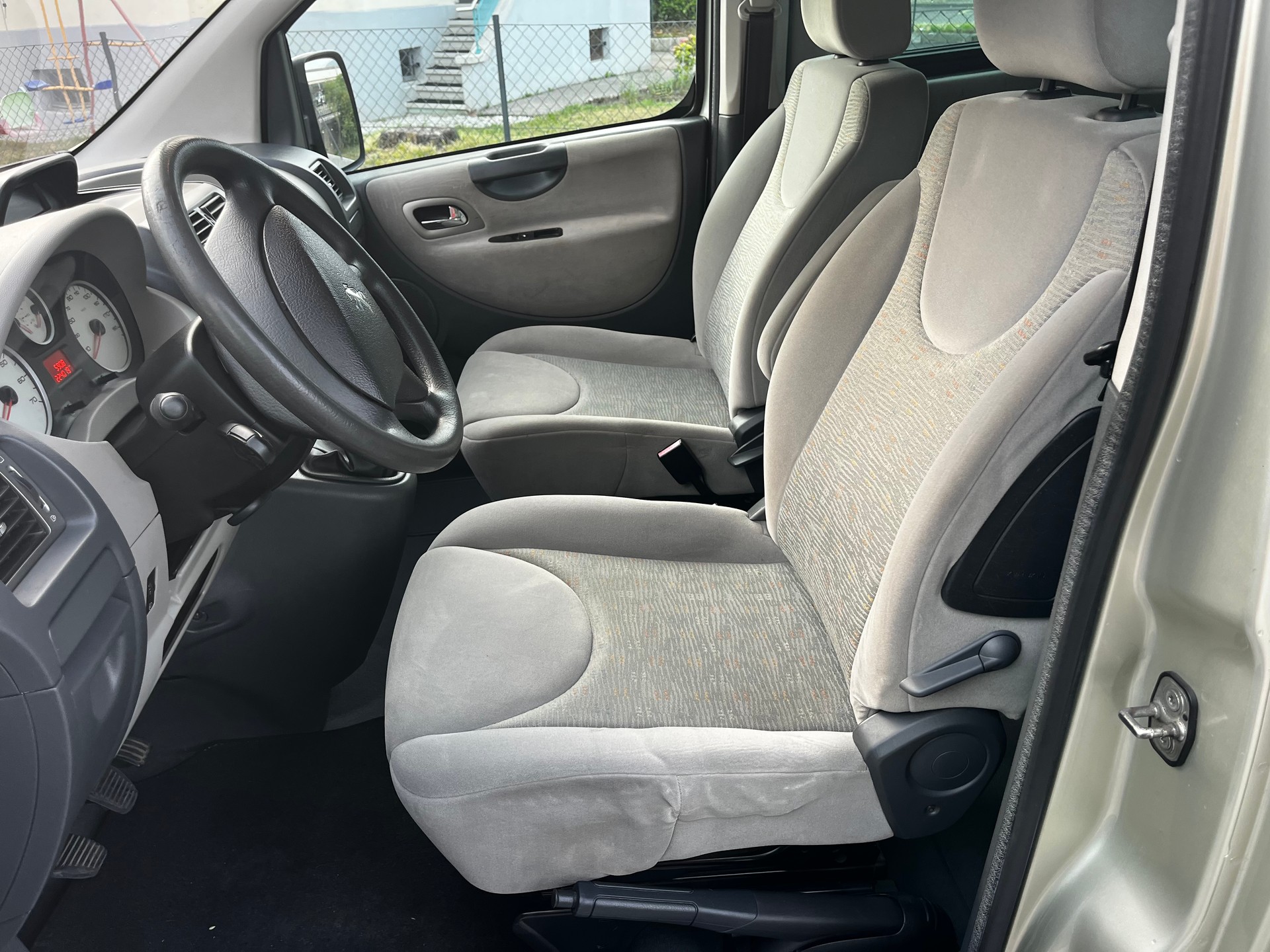 PEUGEOT Expert Tepee 2.0 HDi Confort L1-image-12
