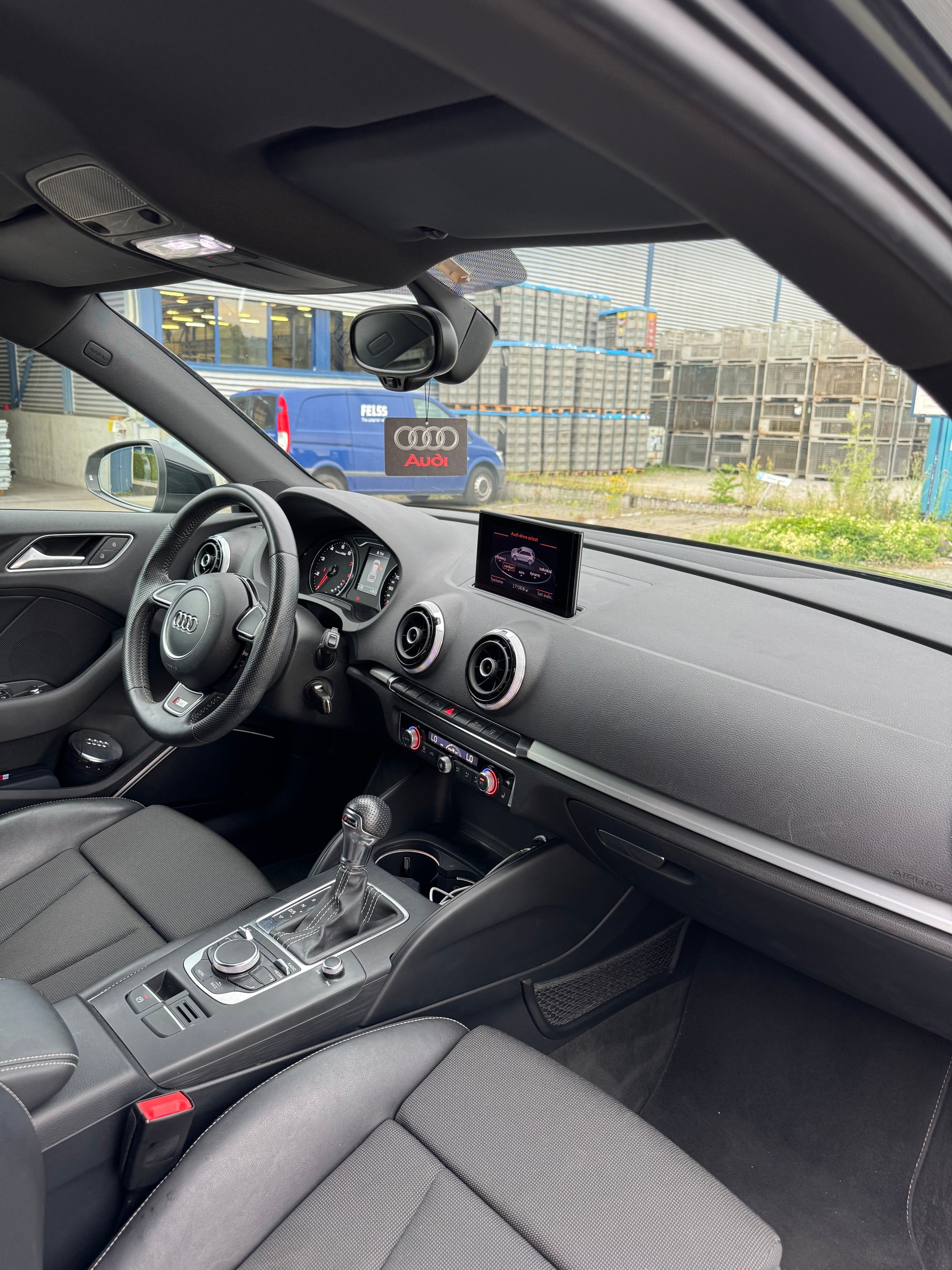 AUDI A3 Sportback 1.8 S Line-image-12