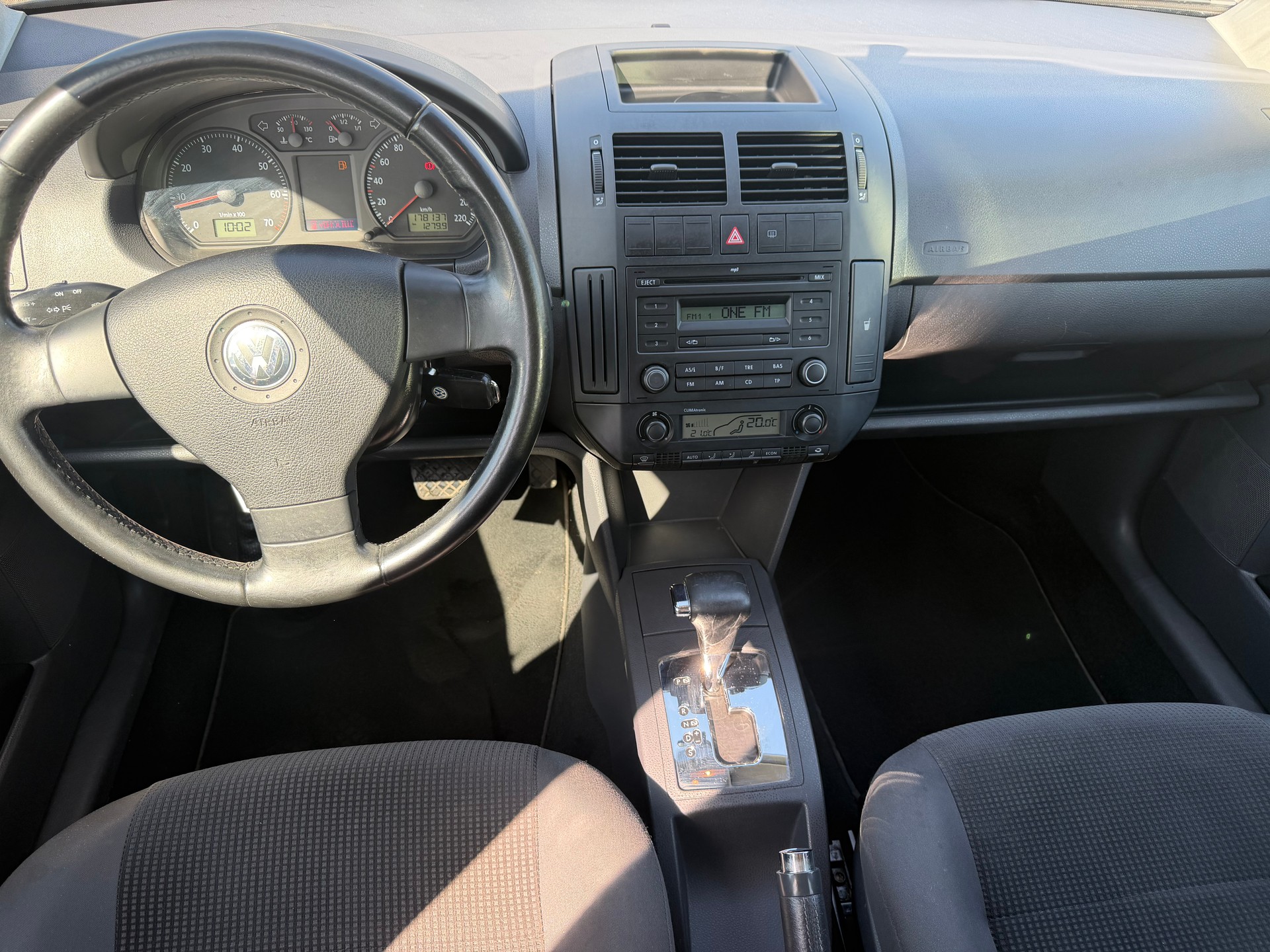 VW Polo 1.4 16V Trendline Automatic-image-5