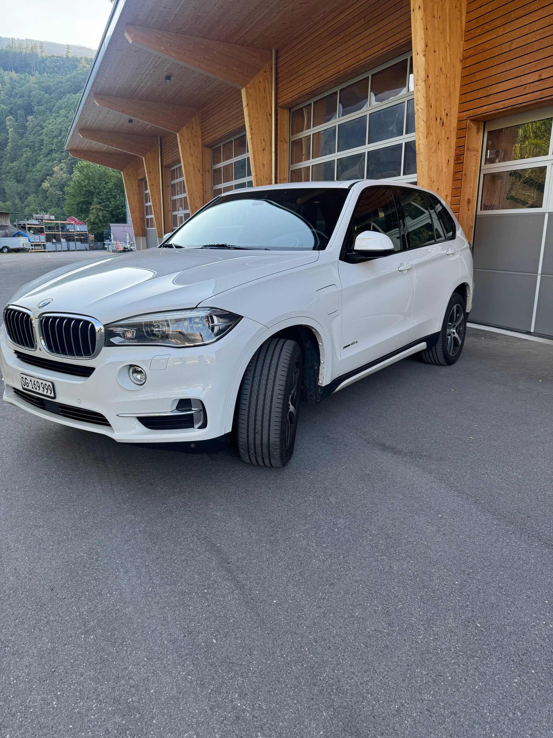BMW 40e xDrive-image-3