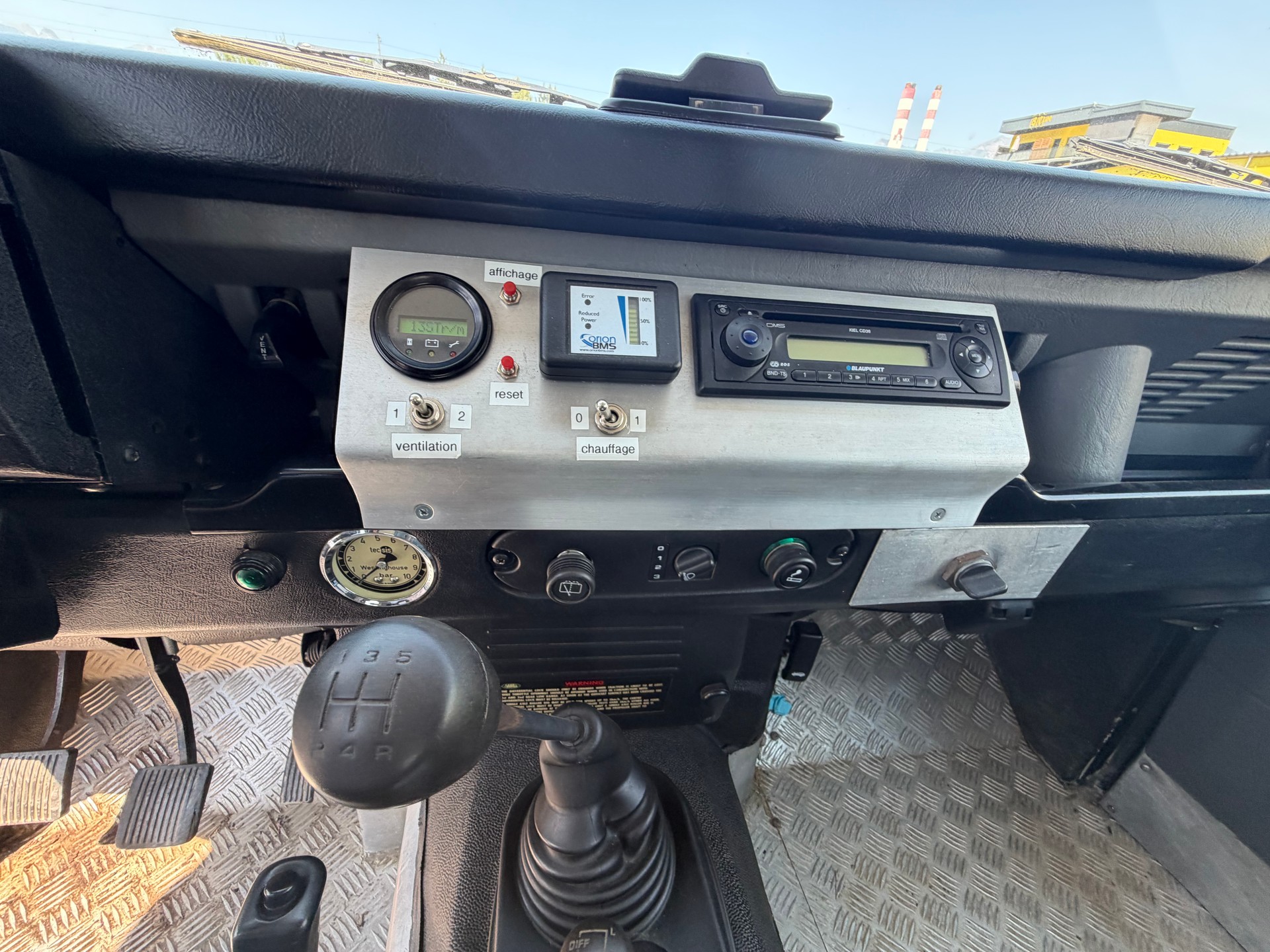 LAND ROVER Defender 110 SW électrique-image-10
