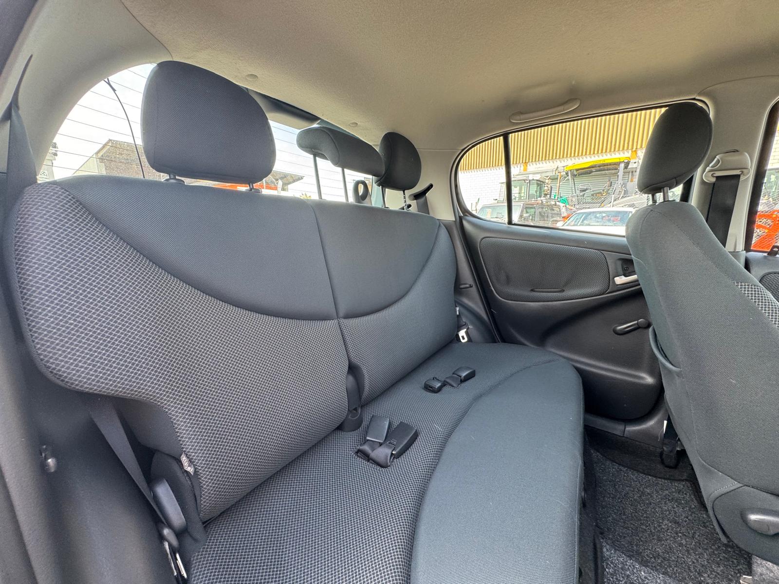 TOYOTA Yaris 1.3 Linea Sol-image-10
