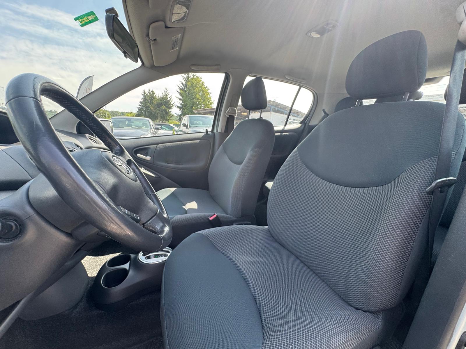 TOYOTA Yaris 1.3 Linea Sol-image-8