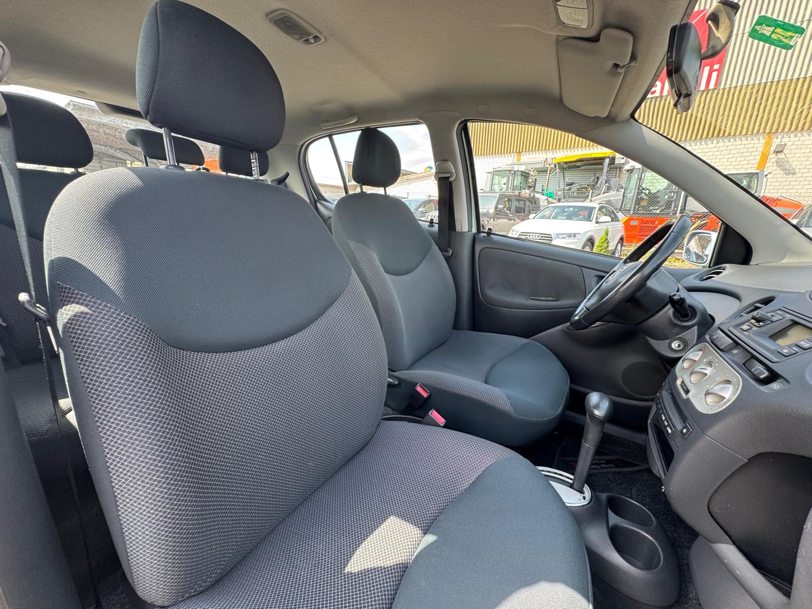 TOYOTA Yaris 1.3 Linea Sol-image-9