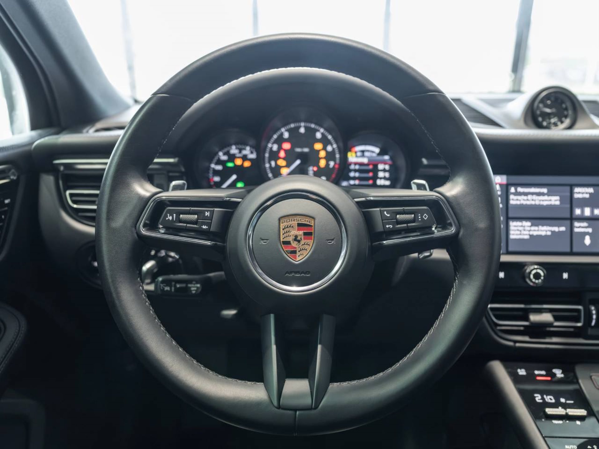 PORSCHE Macan S-image-12
