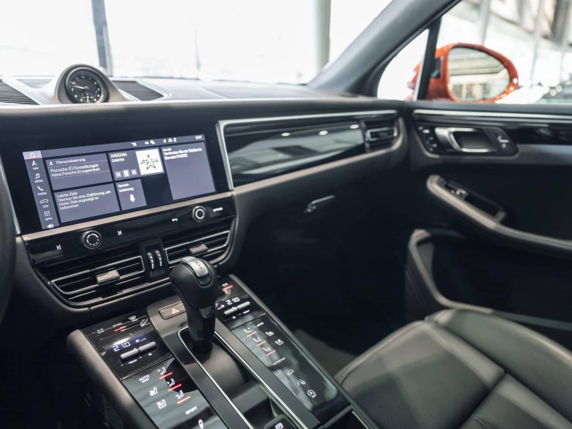 PORSCHE Macan S-image-16