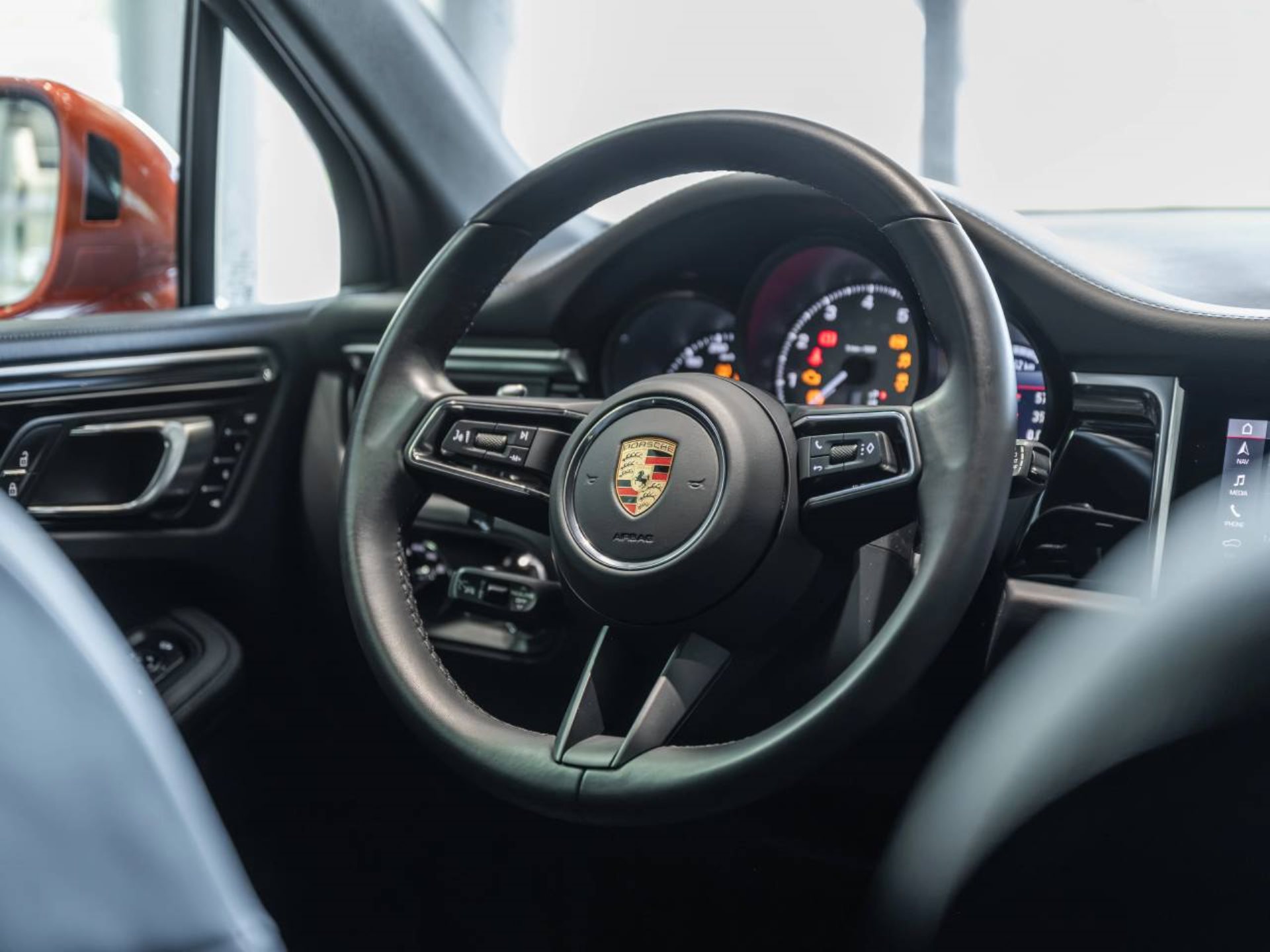 PORSCHE Macan S-image-14
