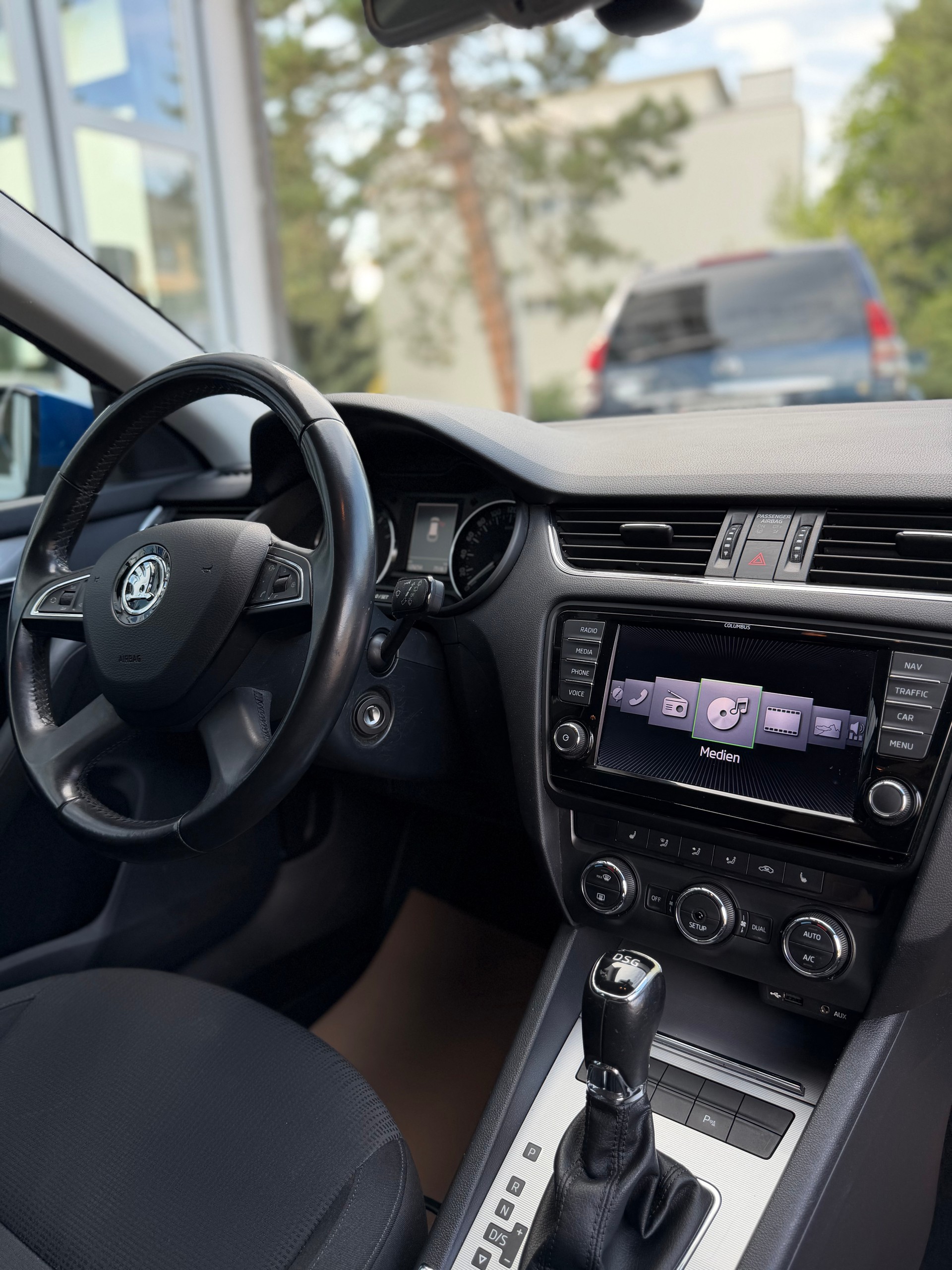 SKODA Octavia Combi 1.8 TSI Elegance DSG-image-5