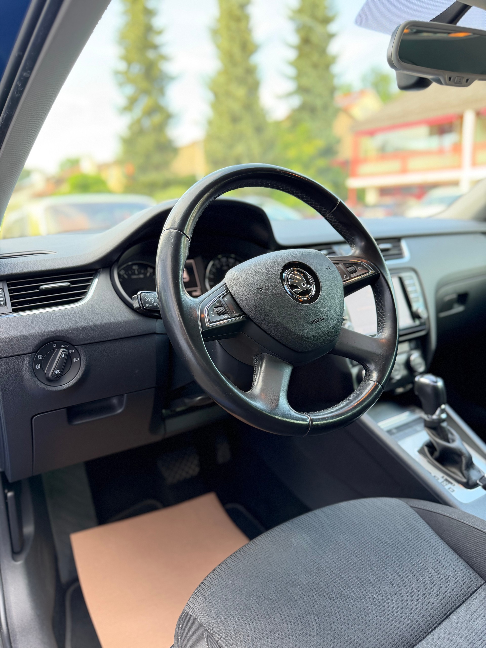 SKODA Octavia Combi 1.8 TSI Elegance DSG-image-4