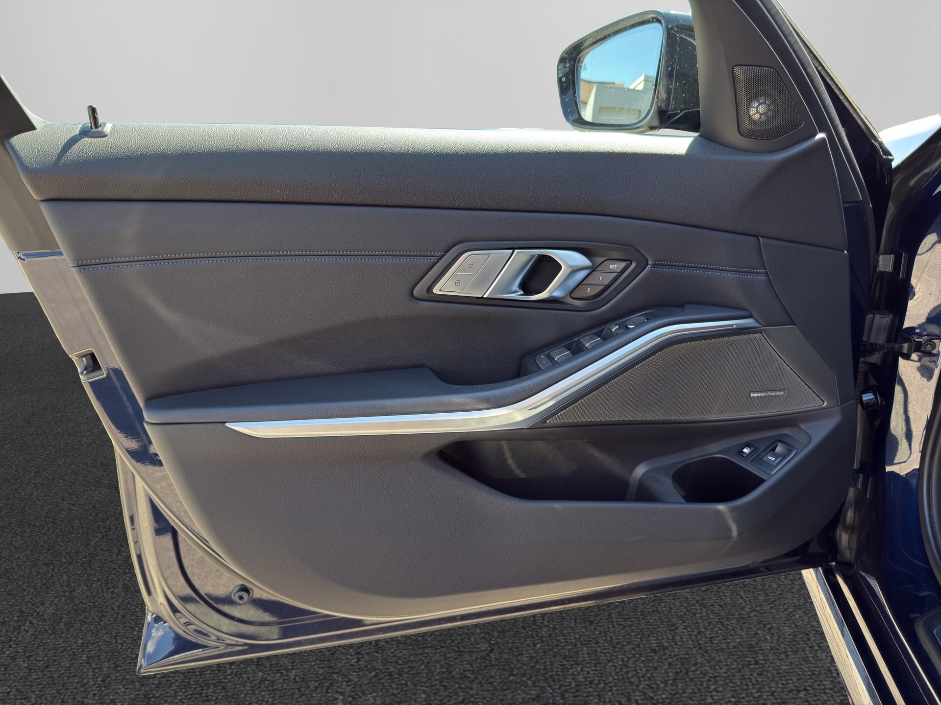 BMW 330e xDrive Touring M Sport Steptronic-image-9