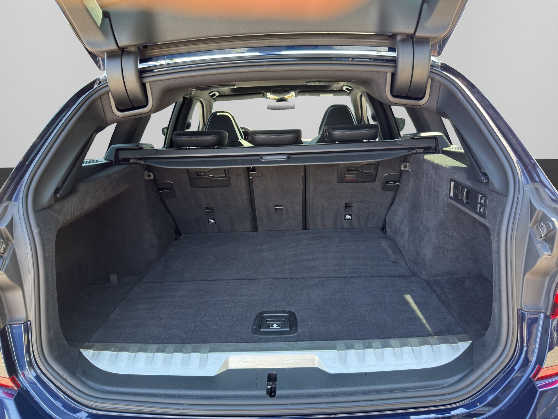 BMW 330e xDrive Touring M Sport Steptronic-image-18