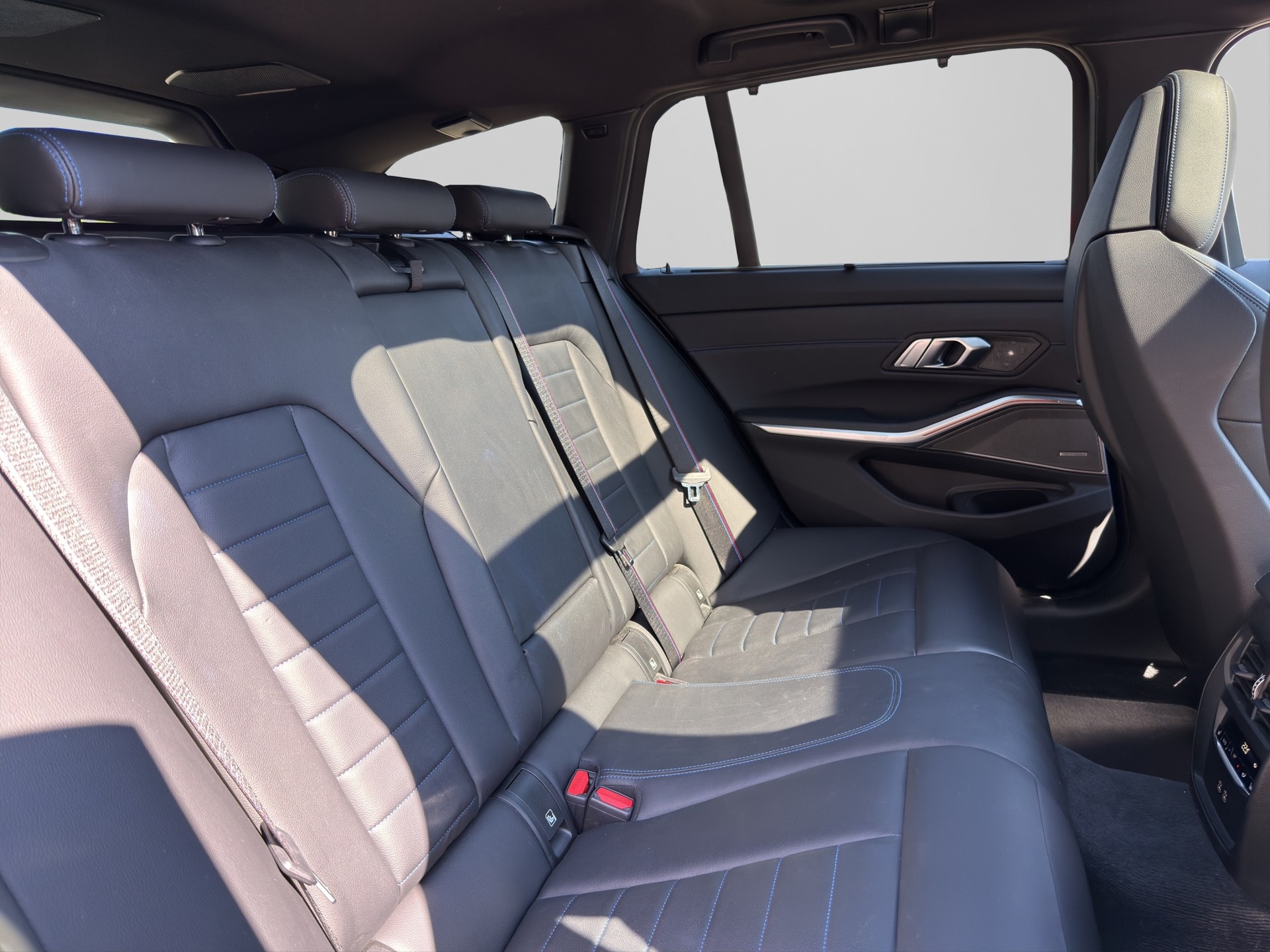 BMW 330e xDrive Touring M Sport Steptronic-image-16