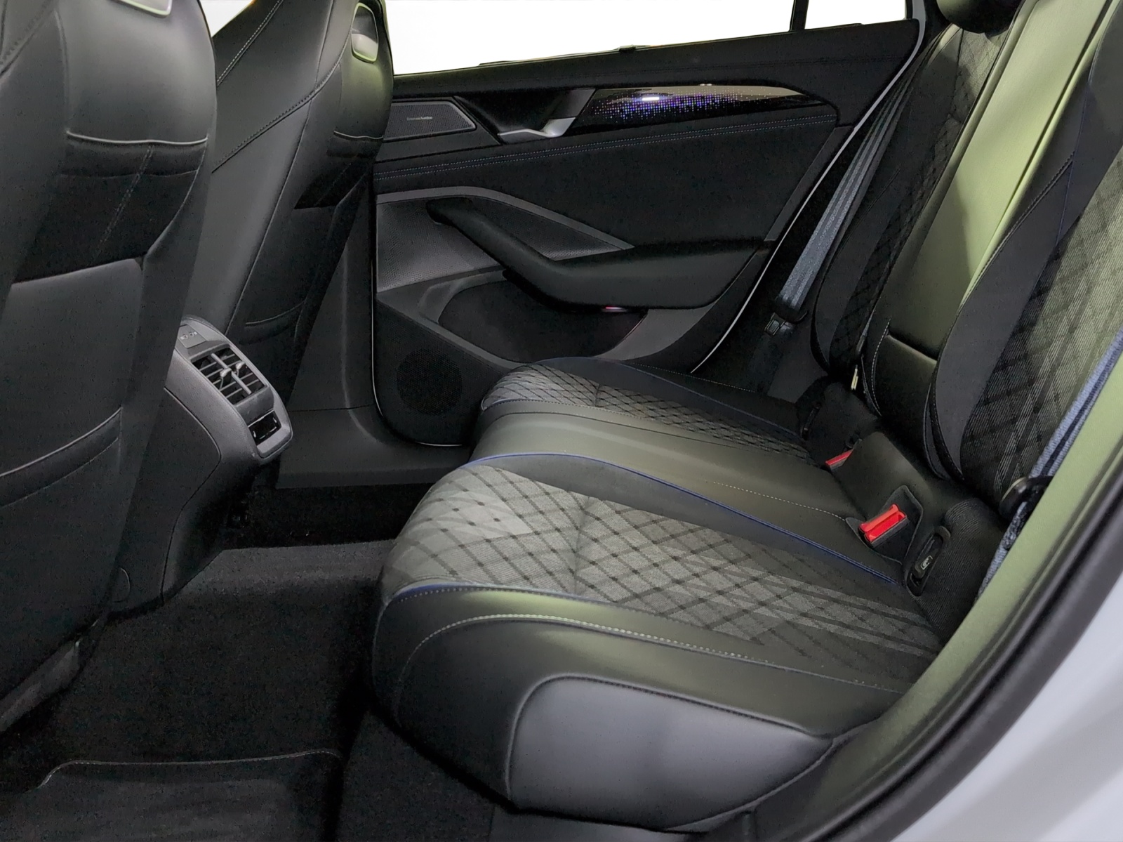 VW Passat Variant 1.5 TSI evo2 Plug-In- Hybrid R-Line DSG-image-7