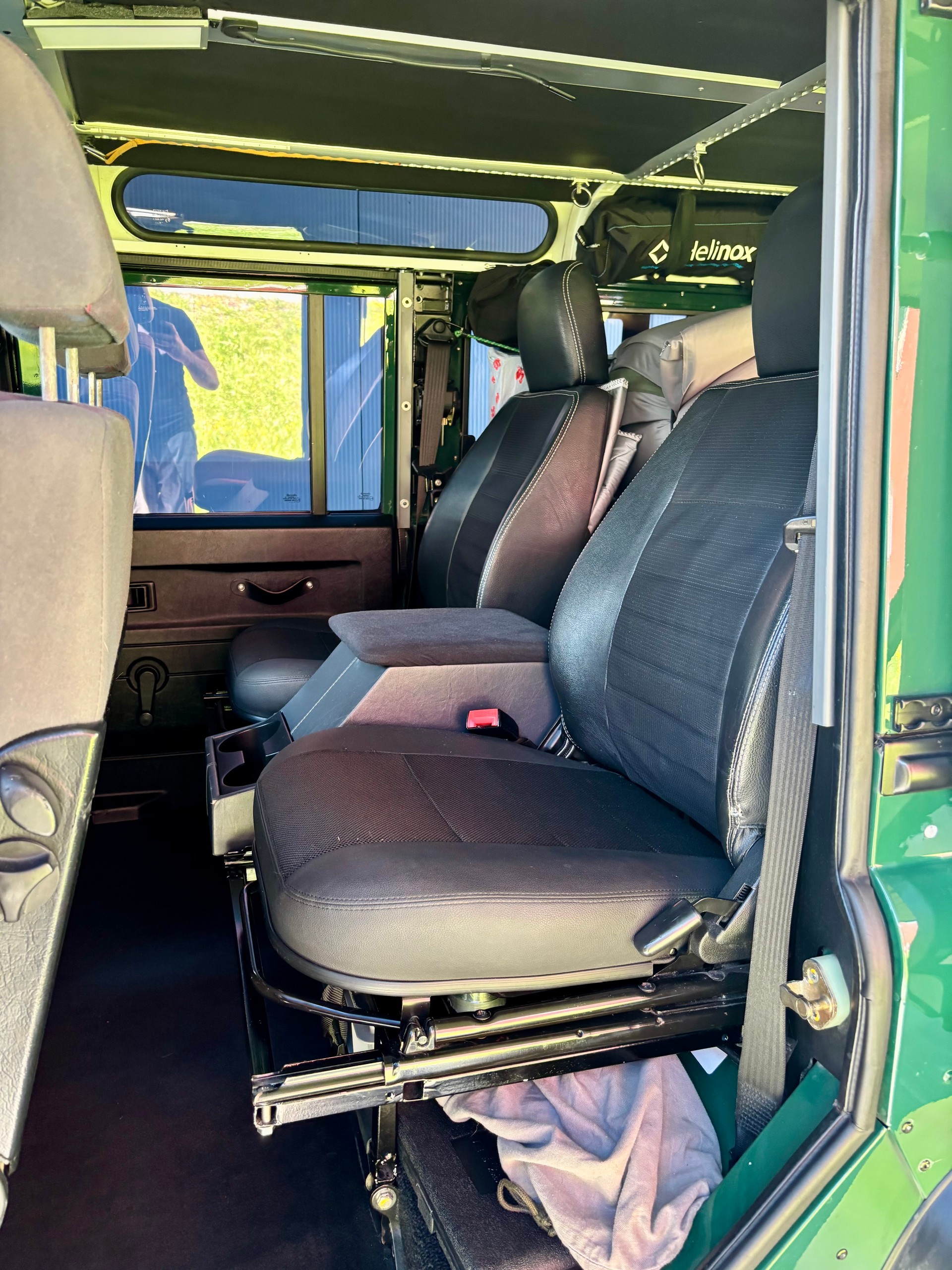 LAND ROVER Defender 110 TD5 *Reisefahrzeug 4 Personen*-image-5