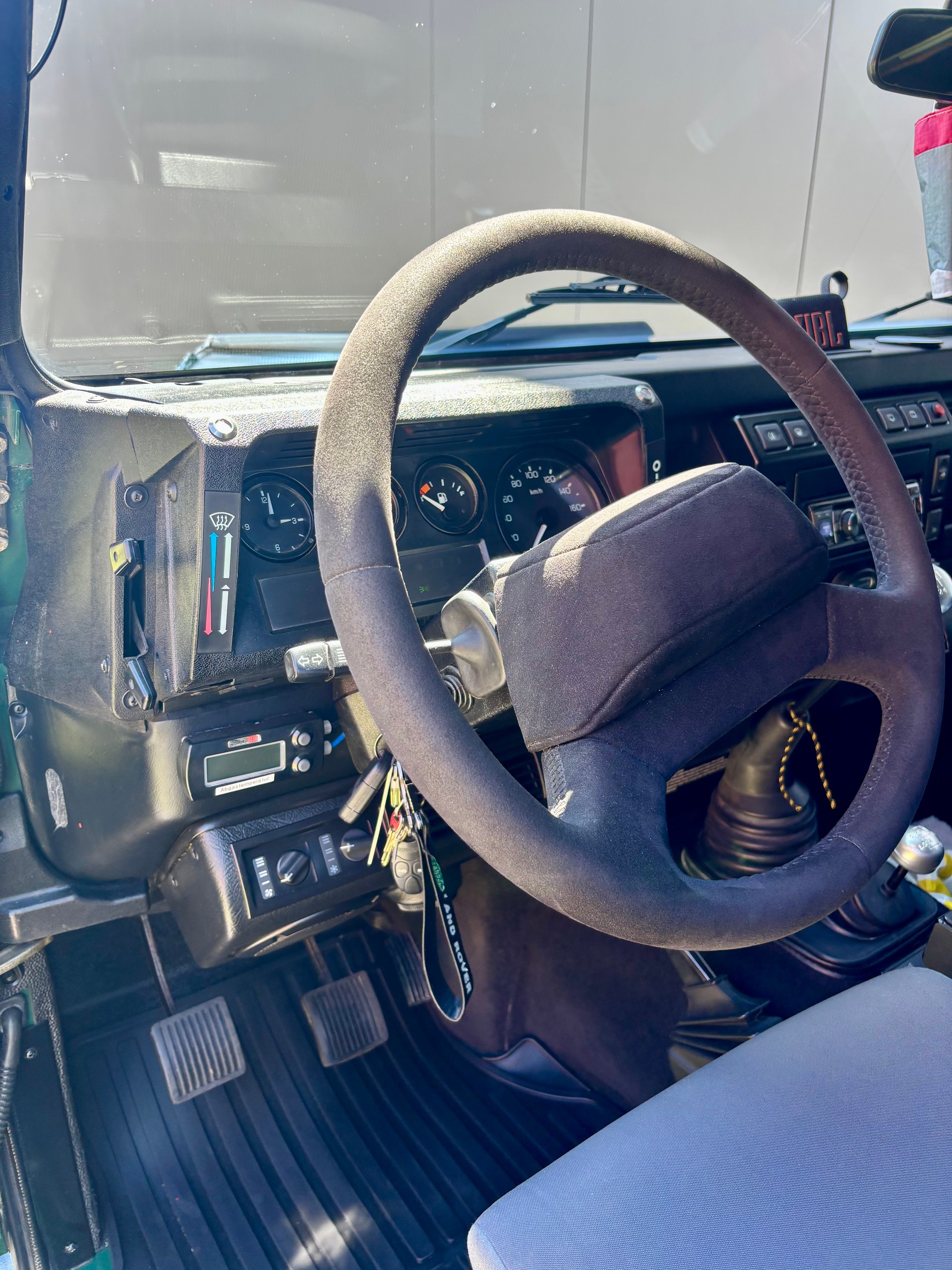LAND ROVER Defender 110 TD5 *Reisefahrzeug 4 Personen*-image-16
