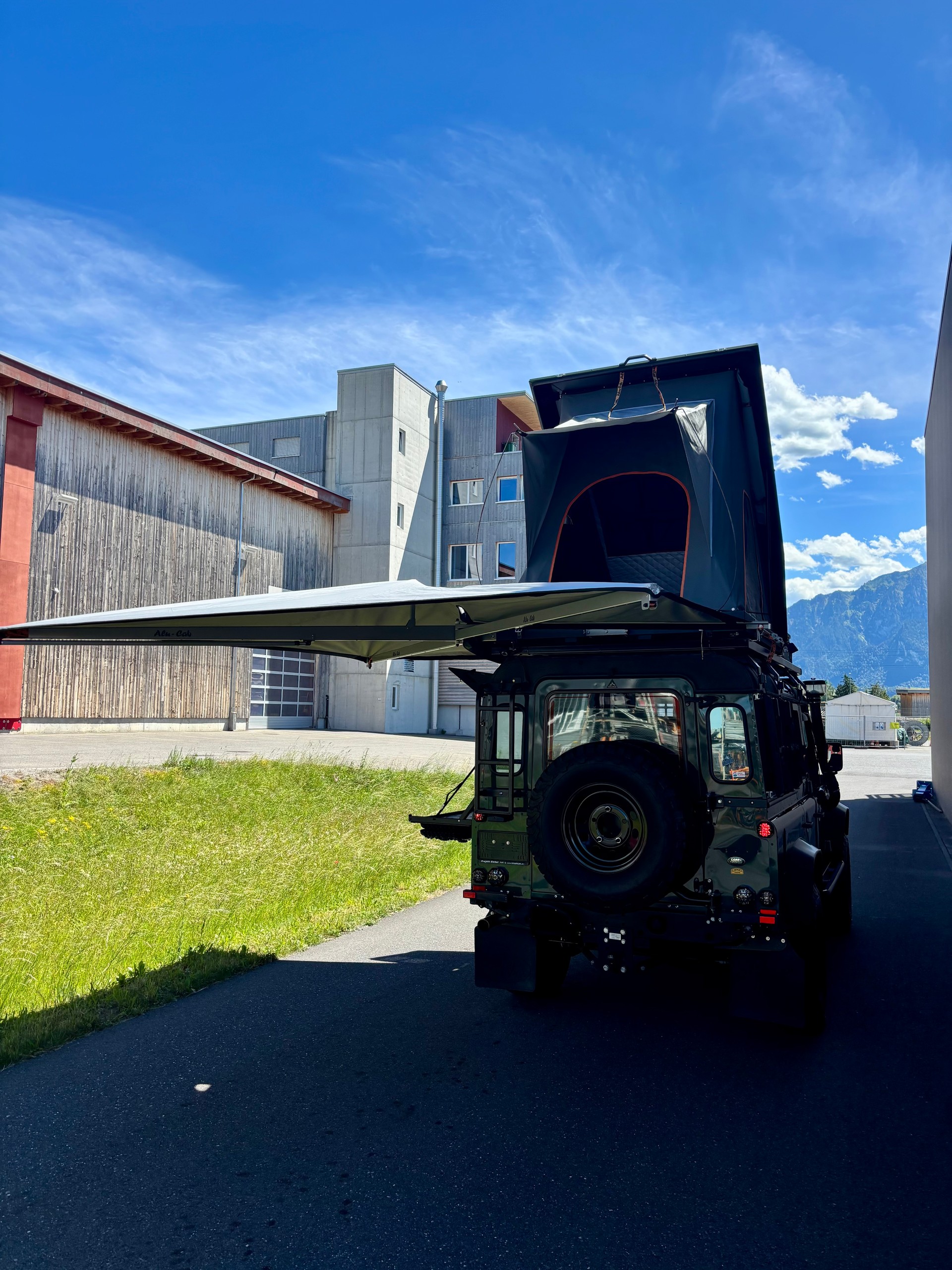 LAND ROVER Defender 110 TD5 *Reisefahrzeug 4 Personen*-image-10