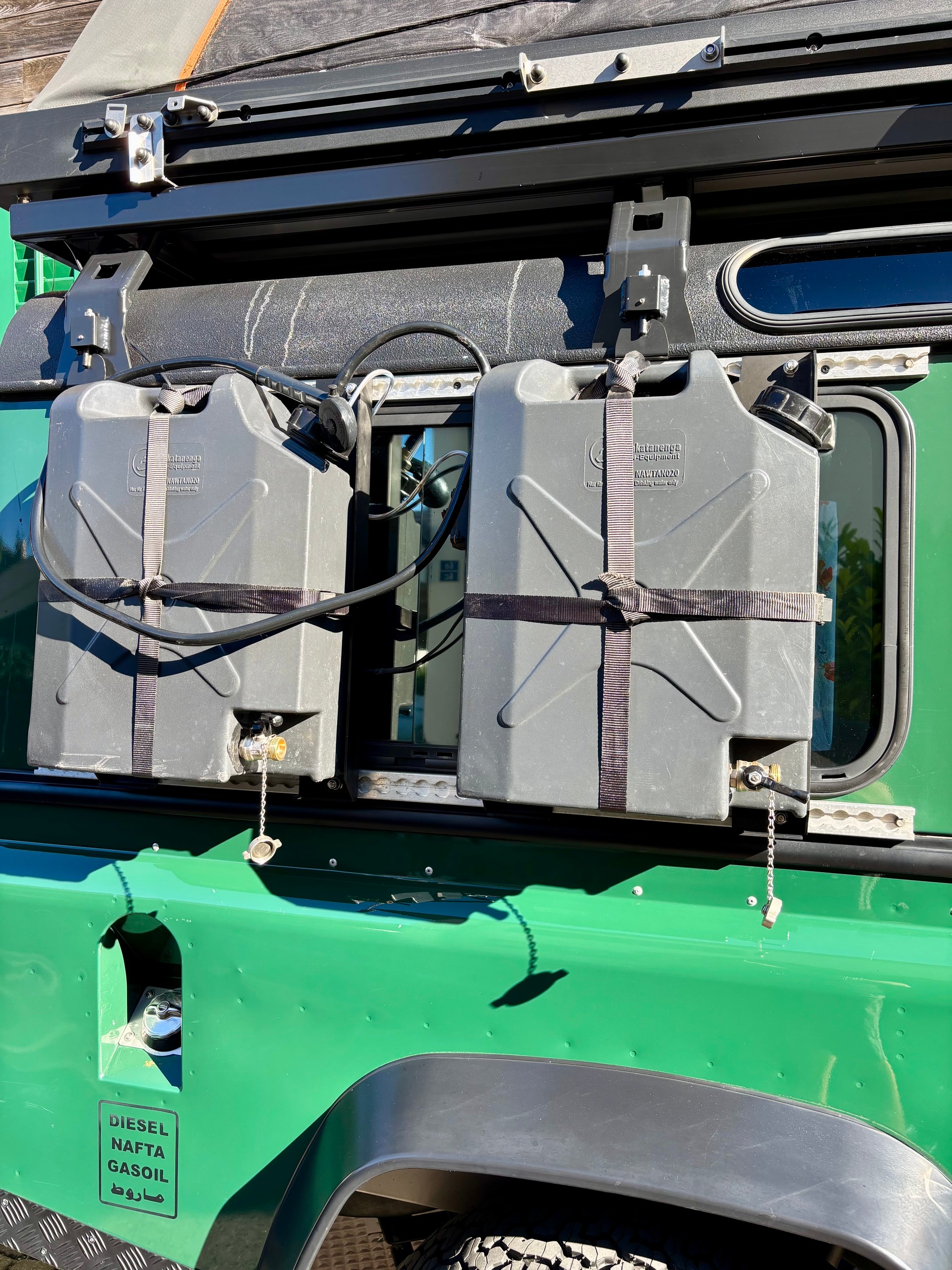 LAND ROVER Defender 110 TD5 *Reisefahrzeug 4 Personen*-image-22