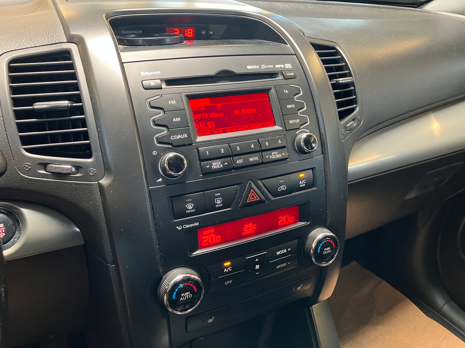 KIA Sorento 2.2 CRDI Style Automatic AWD-image-14