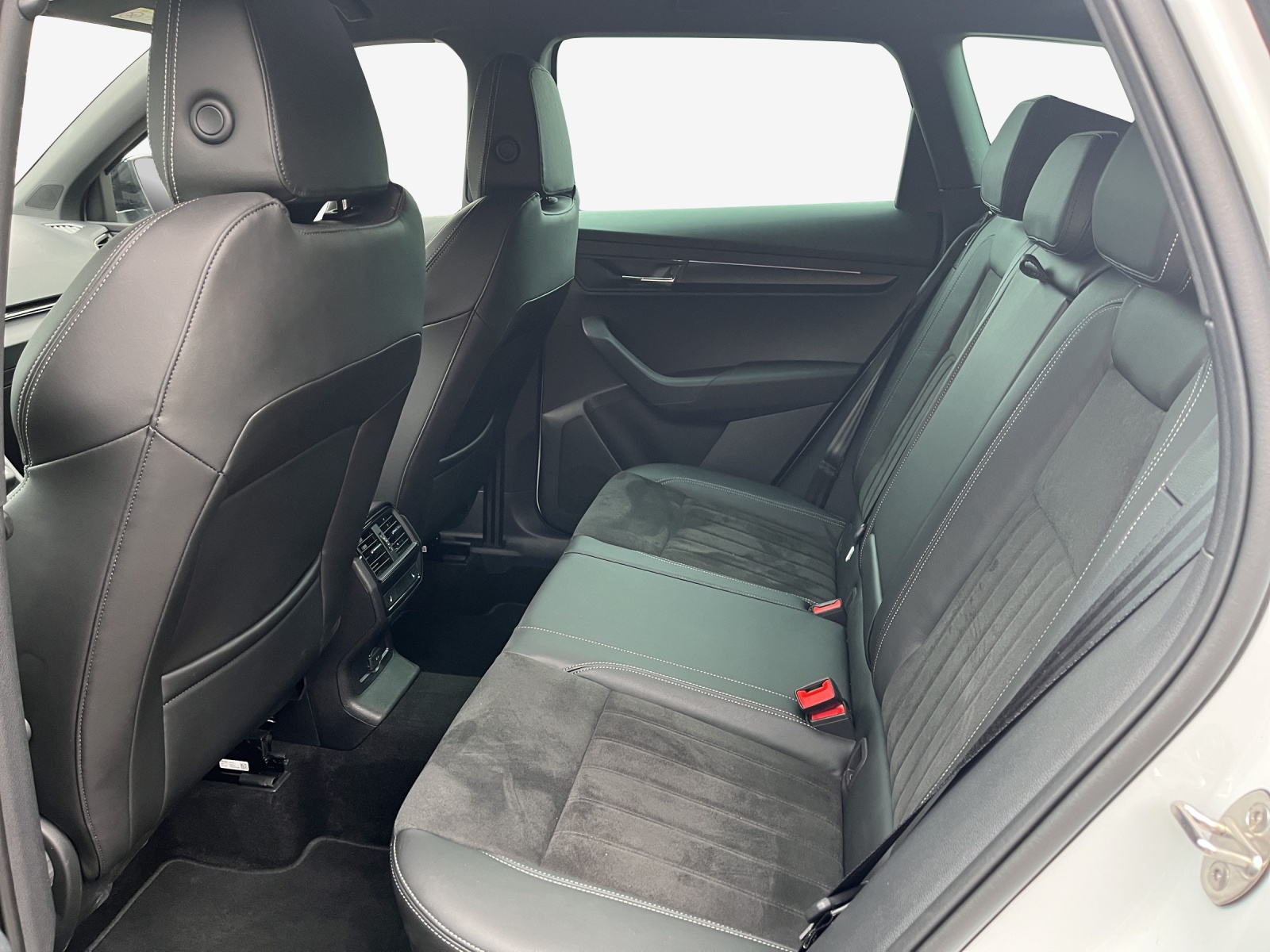 SKODA Karoq 2.0 TSI SportLine 4x4 DSG-image-11