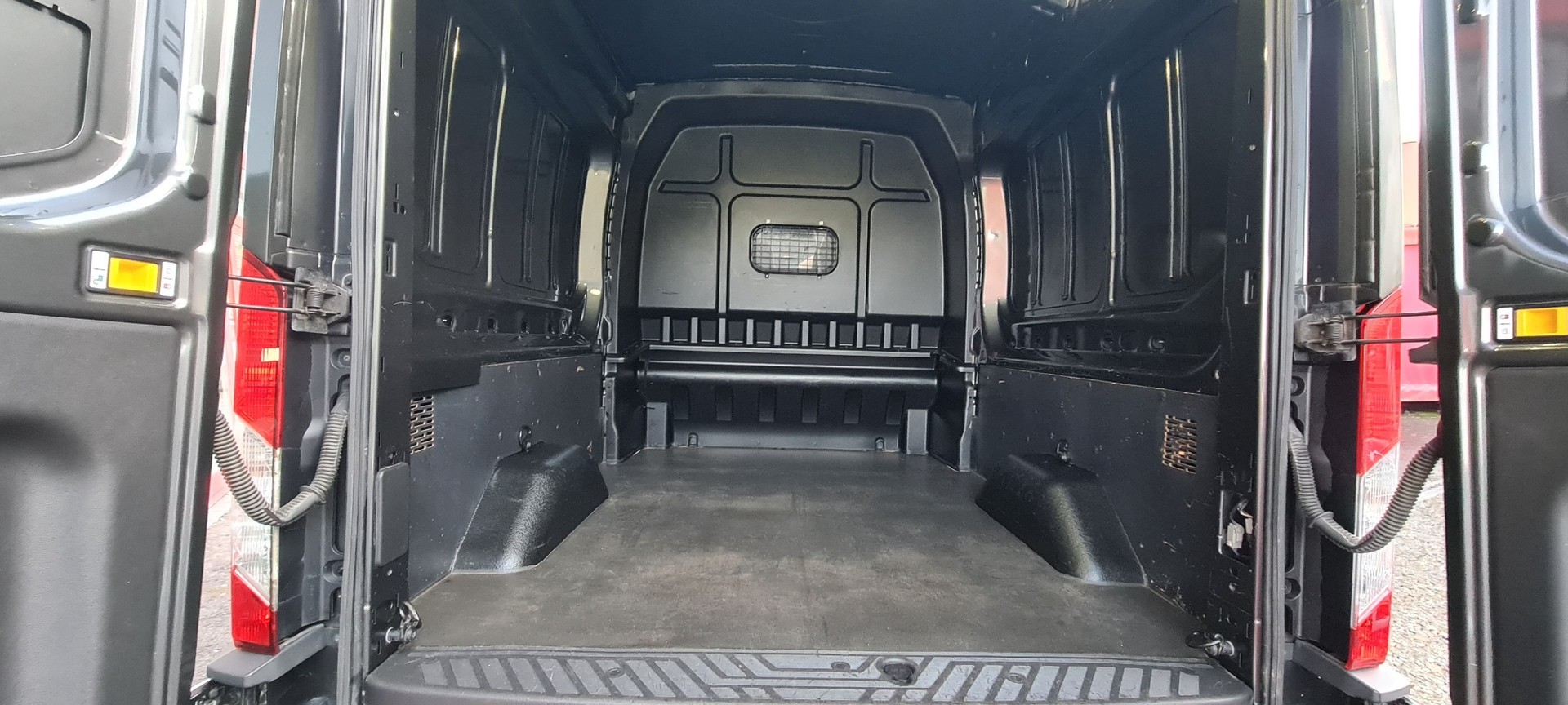 FORD Transit Van DCiV 350 L3H2 Ambiente RWD-image-16